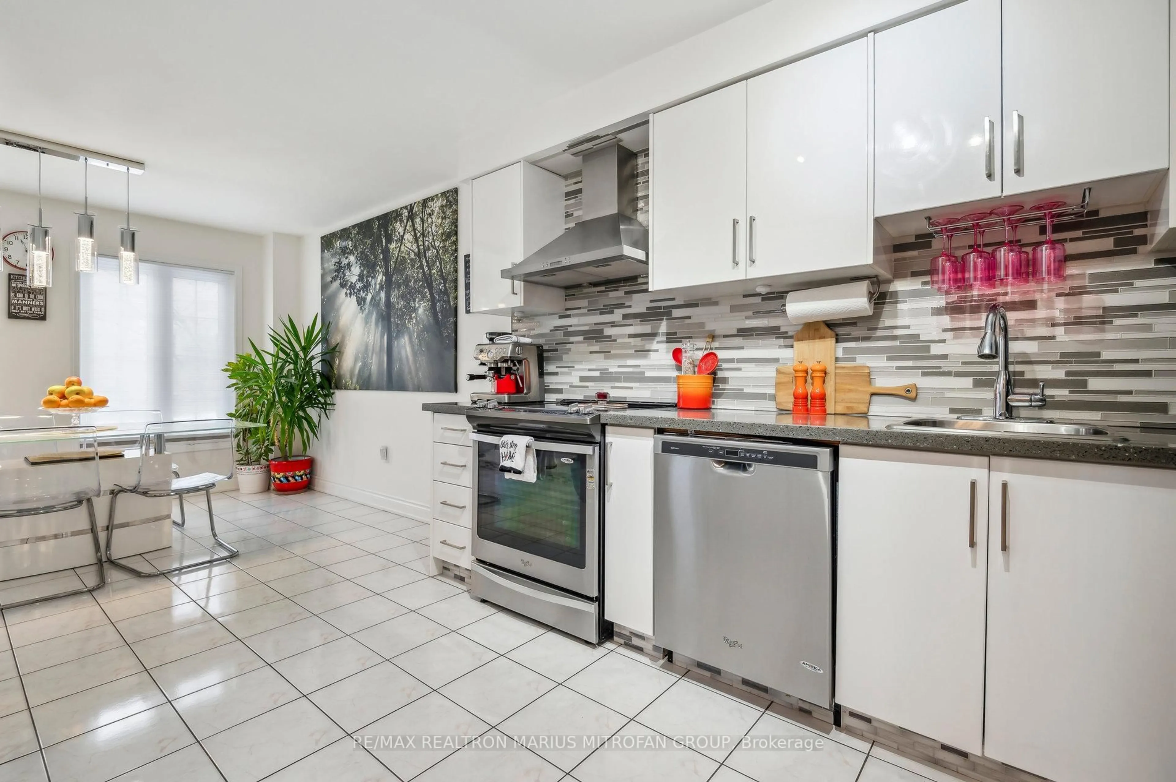 Unknown for 8 Louana Cres, Vaughan Ontario L4L 8X1