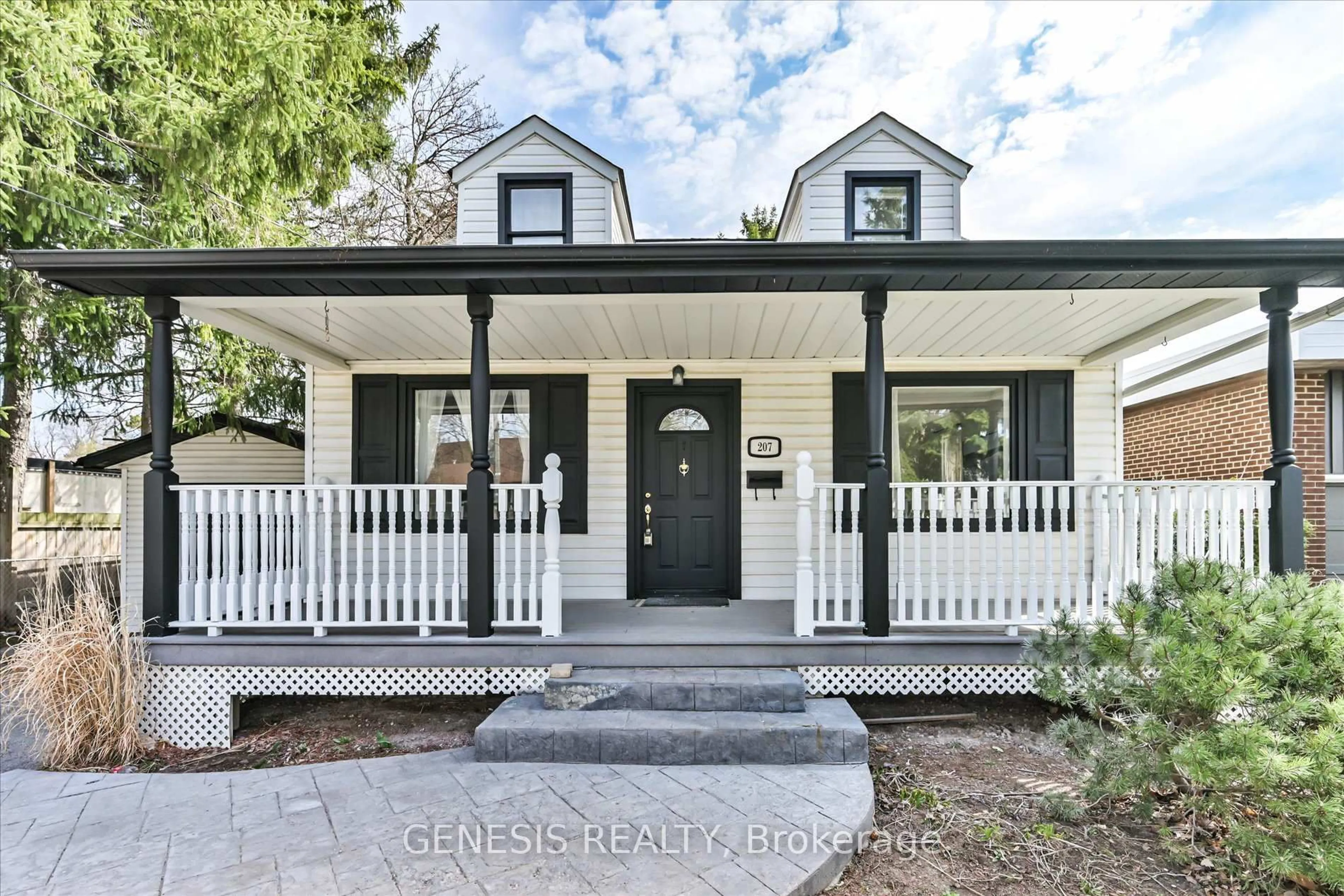 Home with vinyl exterior material, street for 207 Church St, Richmond Hill Ontario L4C 1W7