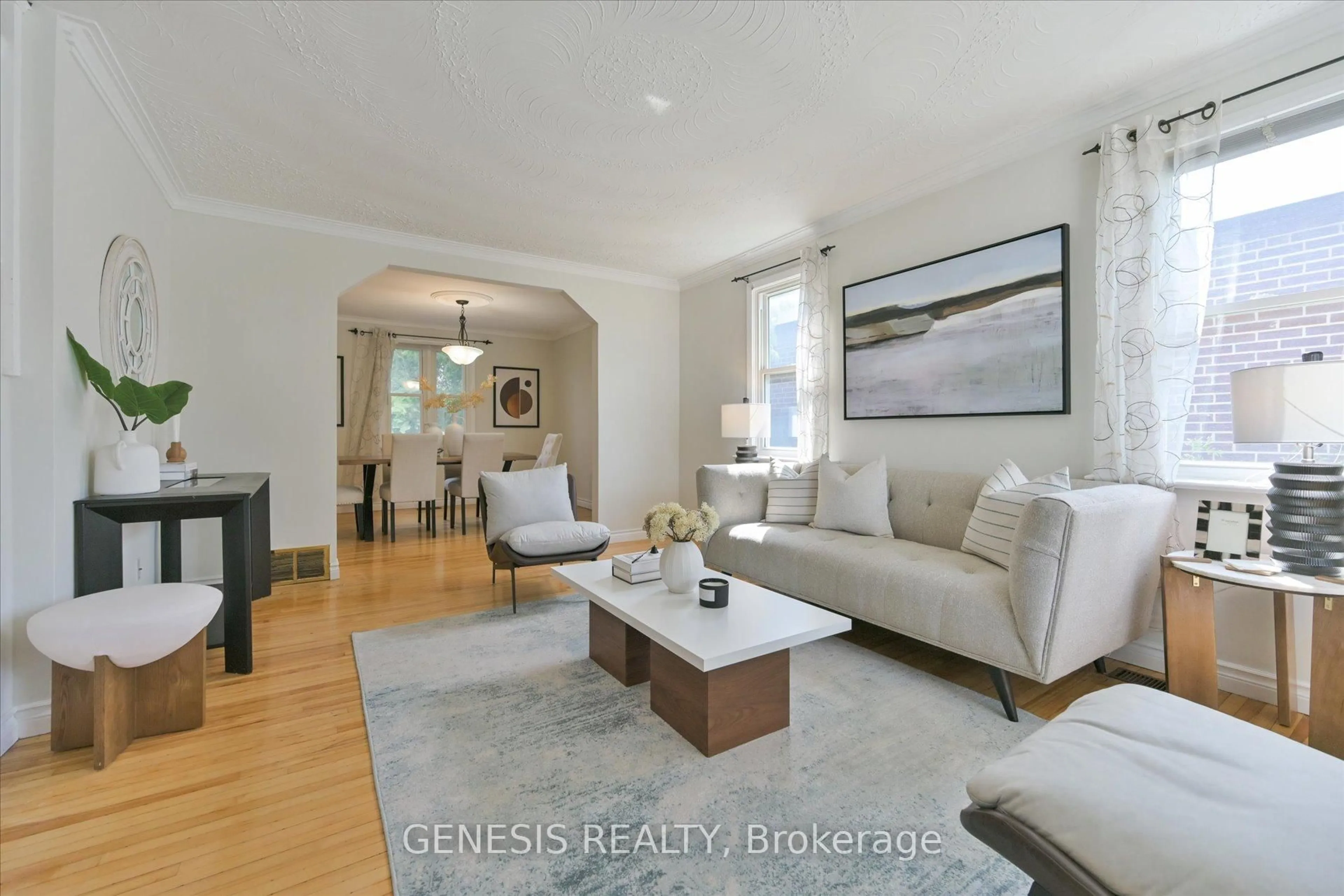Living room with furniture, unknown for 207 Church St, Richmond Hill Ontario L4C 1W7