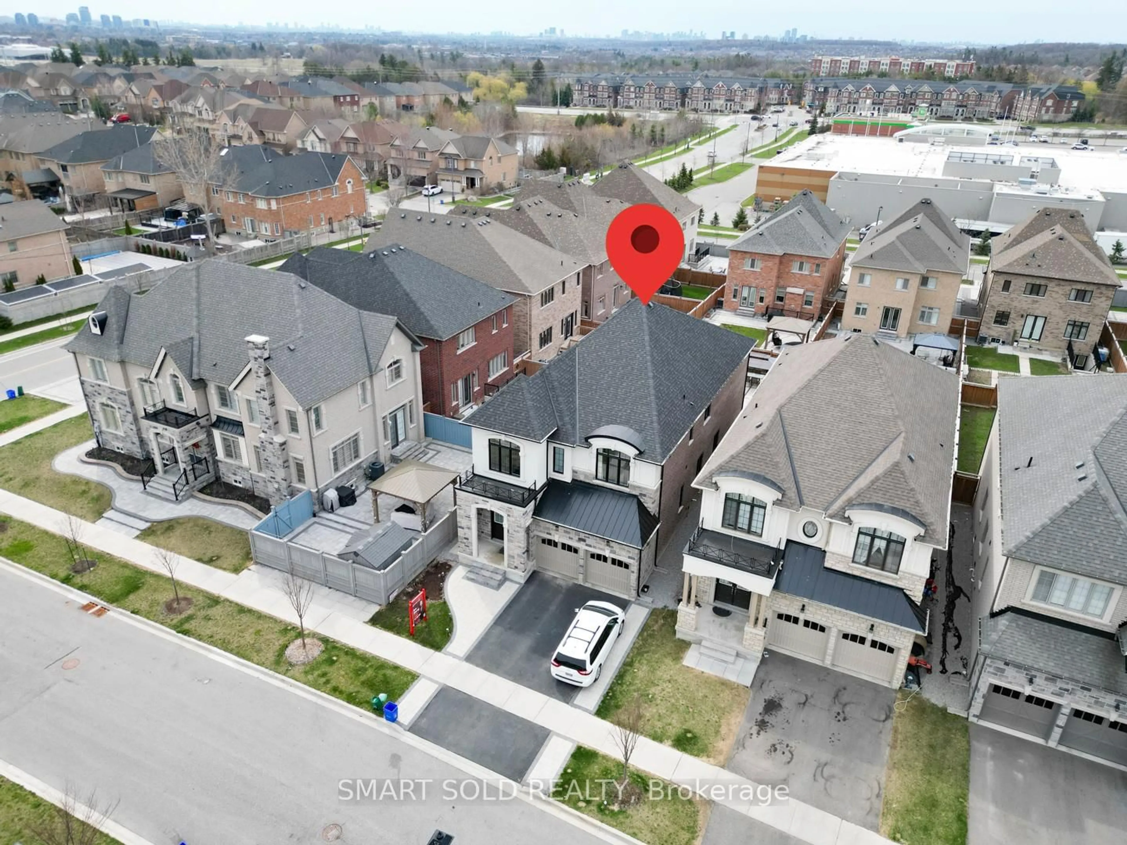 A pic from outside/outdoor area/front of a property/back of a property/a pic from drone, street for 57 Kentbridge Way, Vaughan Ontario L6A 5A2