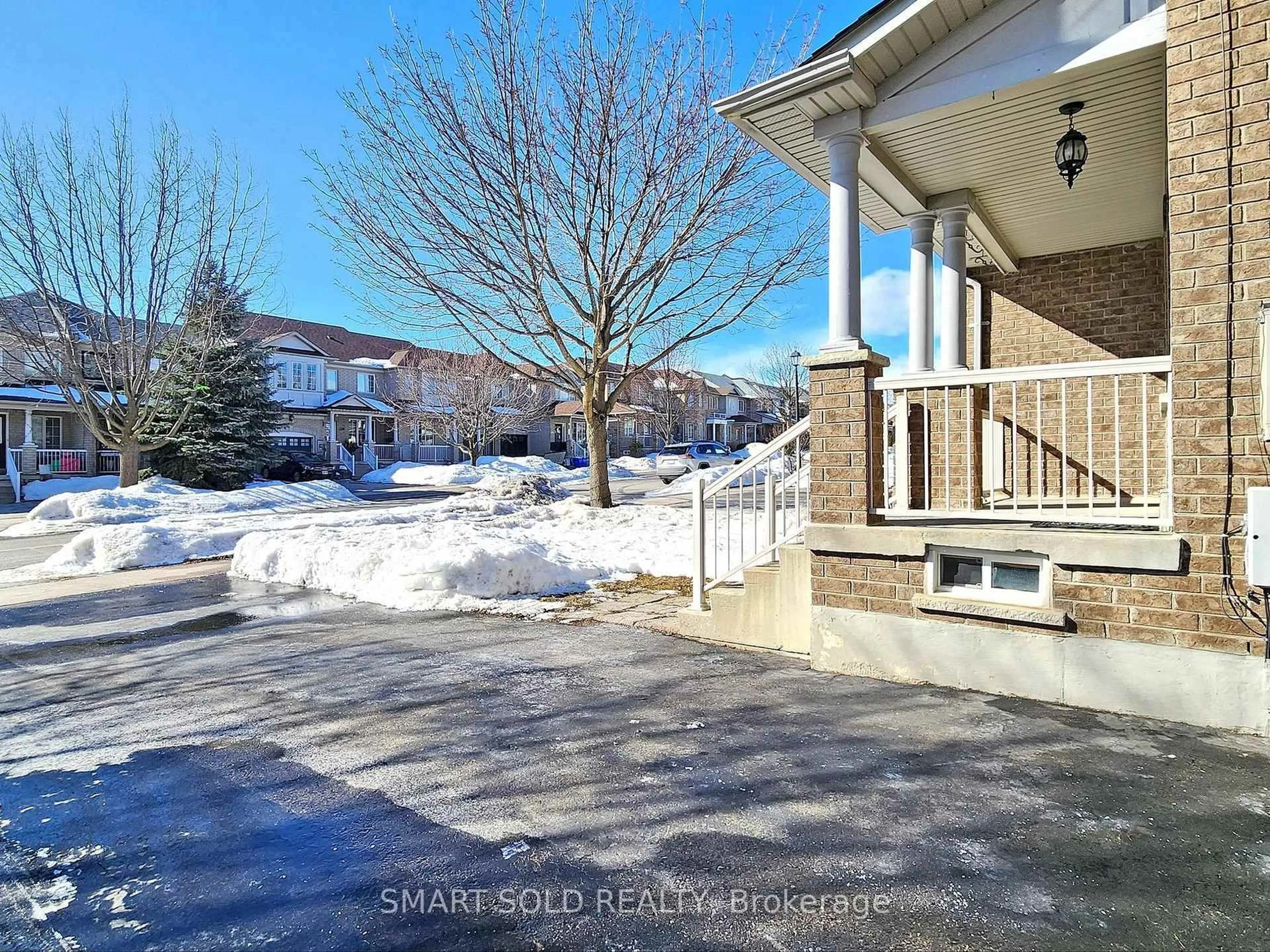 A pic from outside/outdoor area/front of a property/back of a property/a pic from drone, street for 333 Flagstone Way, Newmarket Ontario L3X 2R9