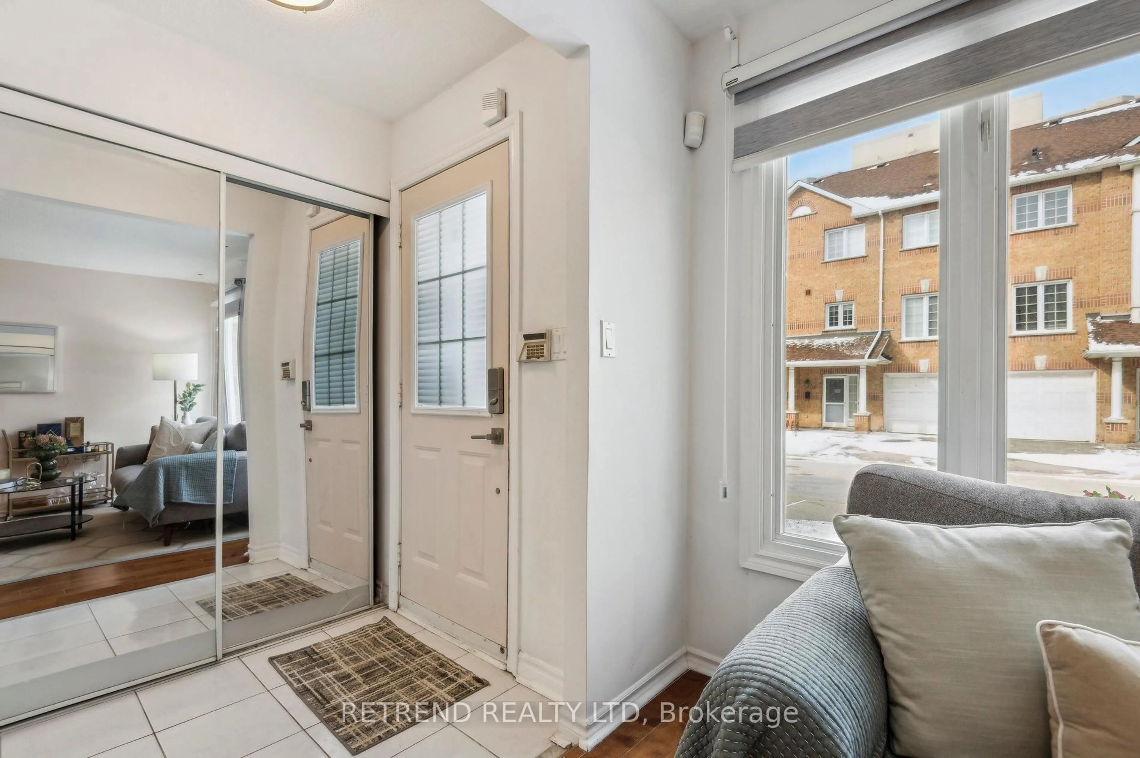 Indoor entryway for 151 Townsgate Dr #95, Vaughan Ontario L4J 8J7