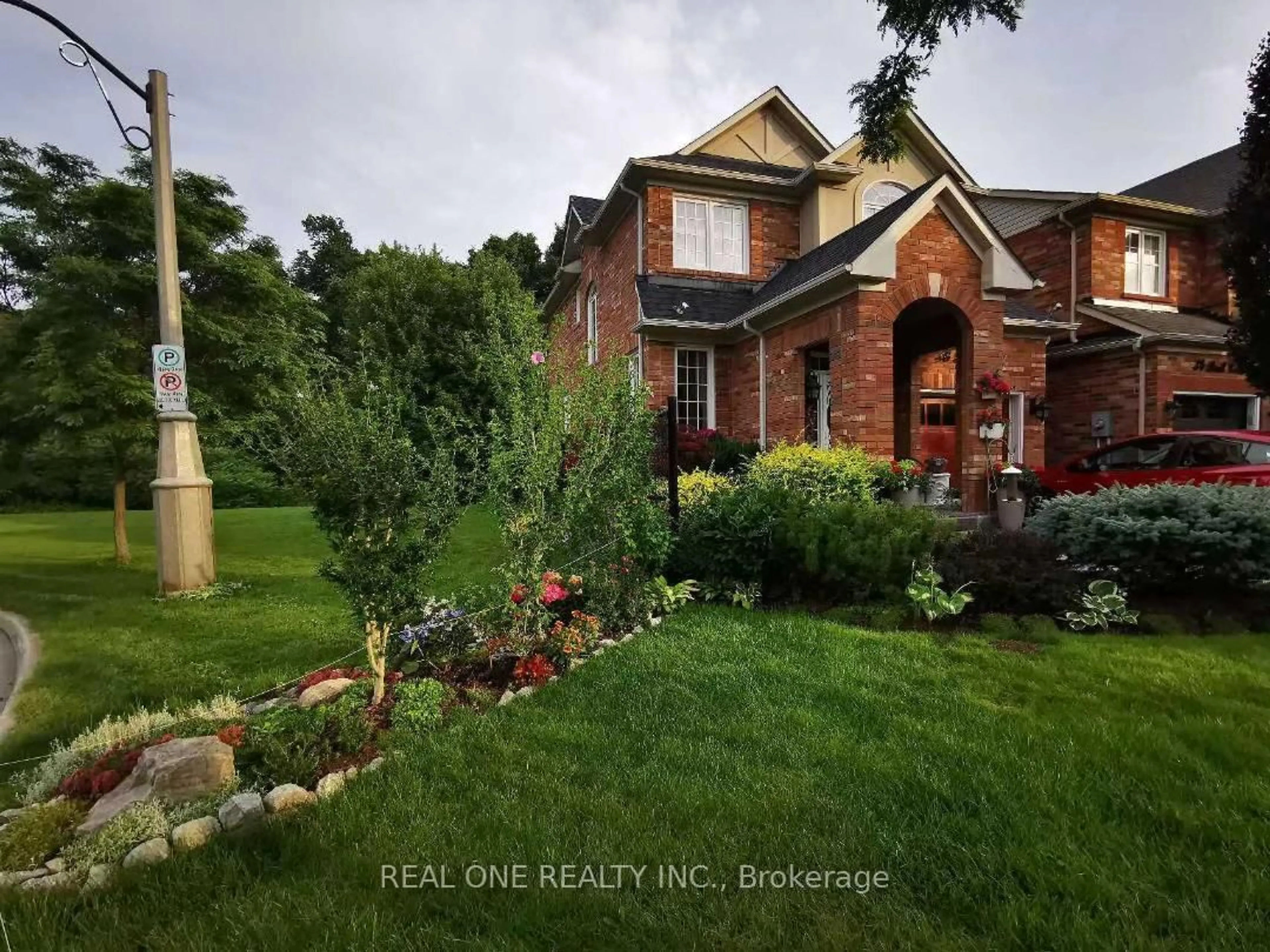 A pic from outside/outdoor area/front of a property/back of a property/a pic from drone, water/lake/river/ocean view for 36 Brill Crt, Whitchurch-Stouffville Ontario L4A 0P6