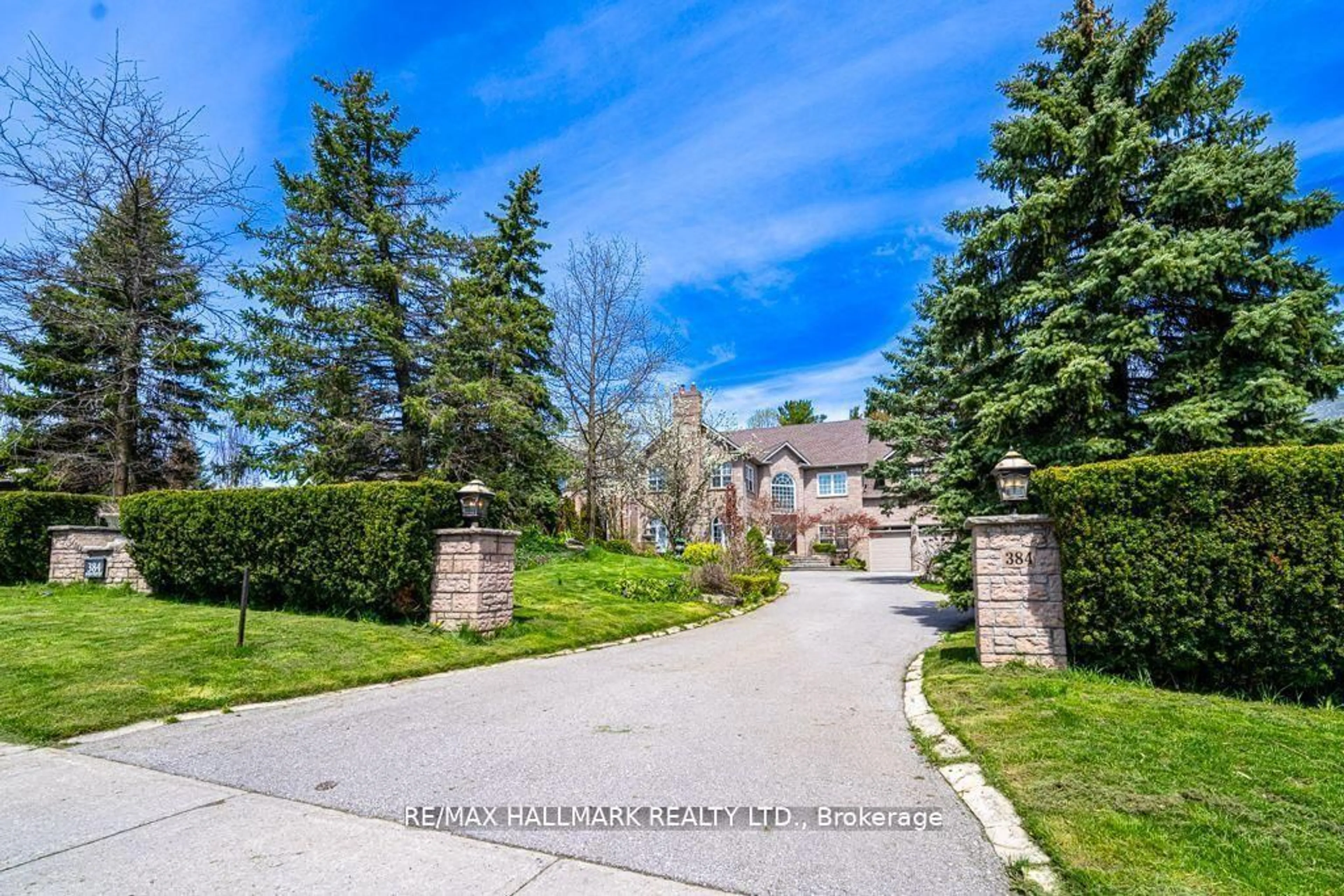 A pic from outside/outdoor area/front of a property/back of a property/a pic from drone, street for 384 Kennedy St, Aurora Ontario L4G 5M6