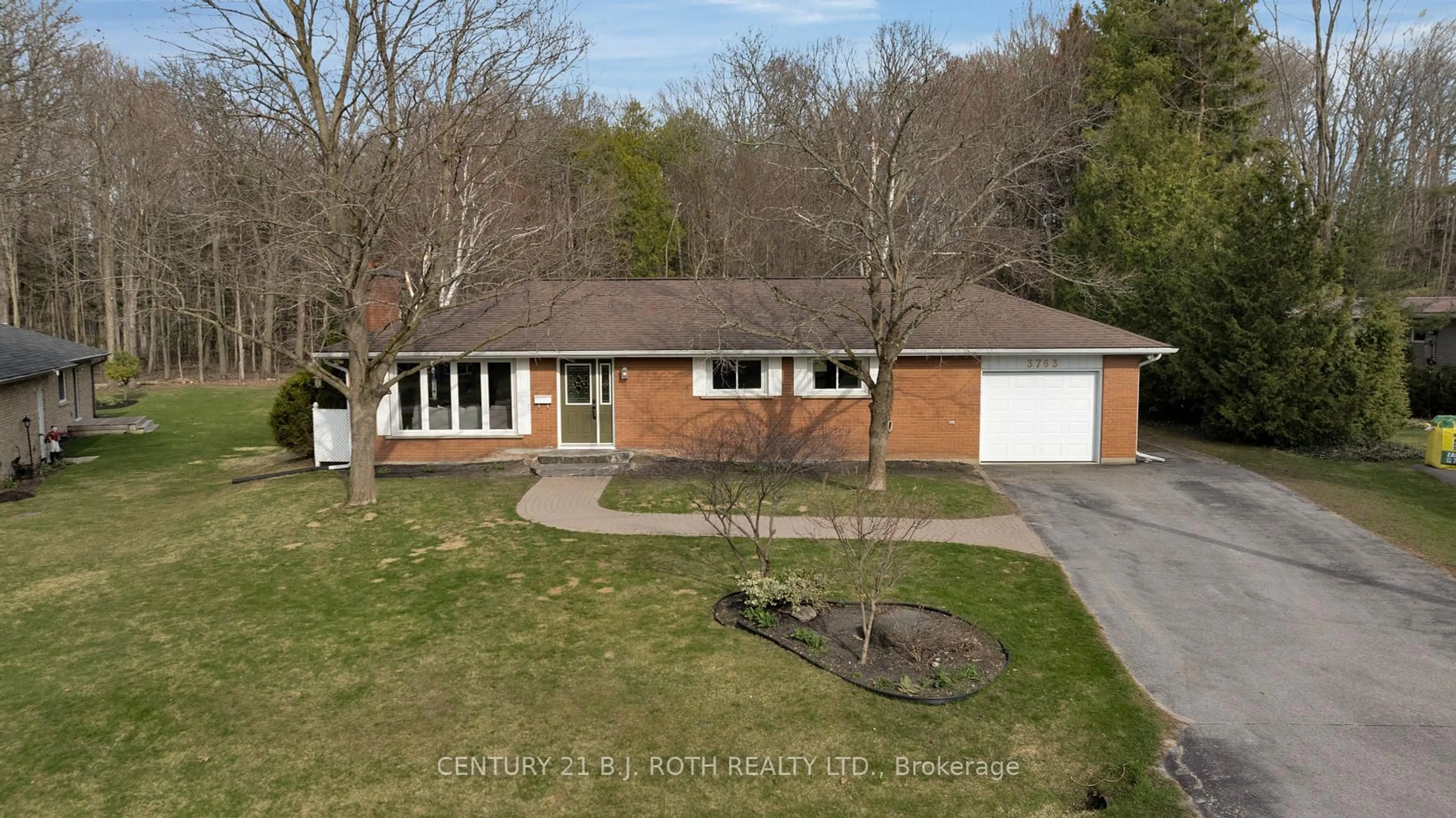 A pic from outside/outdoor area/front of a property/back of a property/a pic from drone, street for 3763 Whitecap Dr, Innisfil Ontario L9S 2L4
