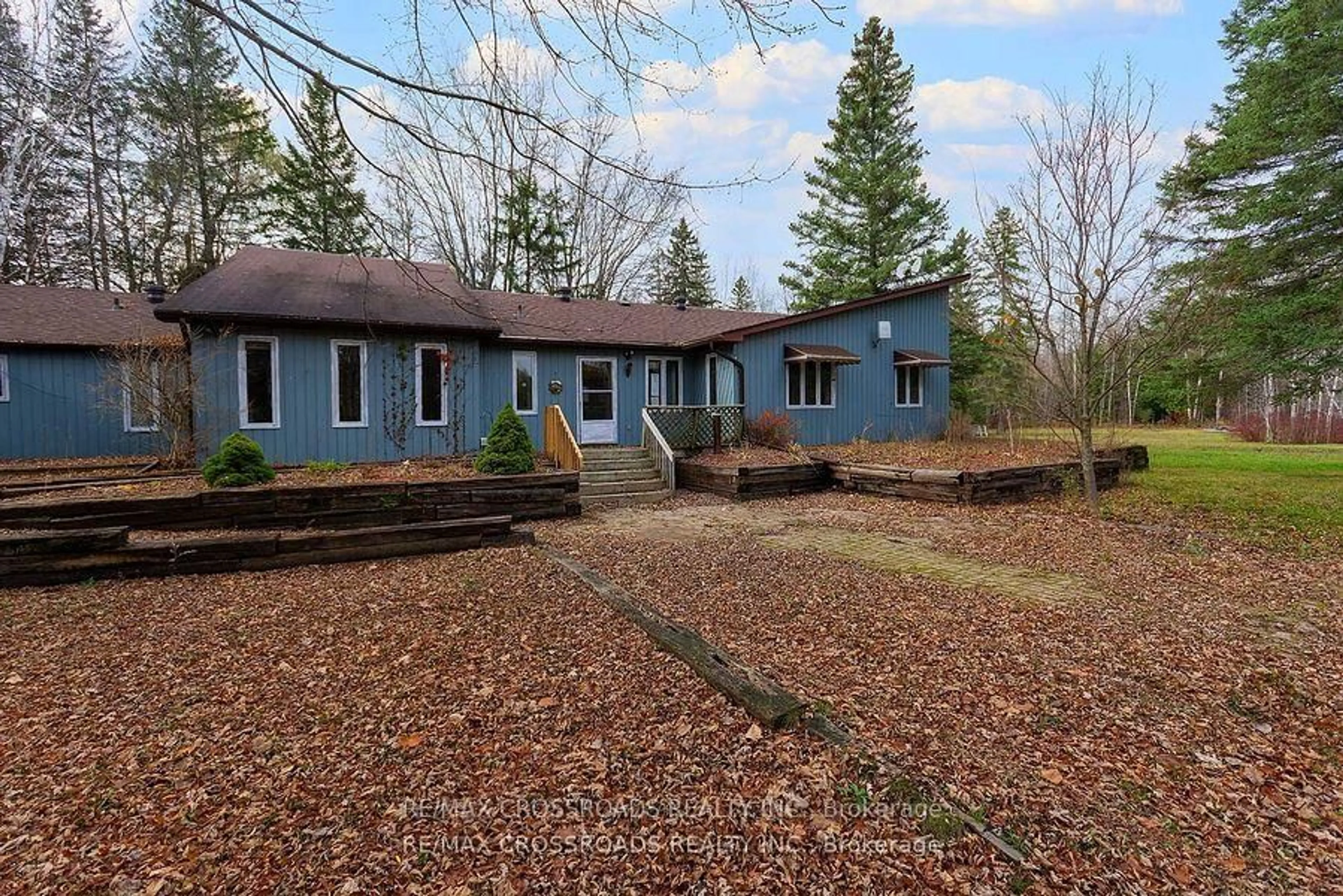 A pic from outside/outdoor area/front of a property/back of a property/a pic from drone, unknown for 2726 9Th Line, Innisfil Ontario L9S 3Z8