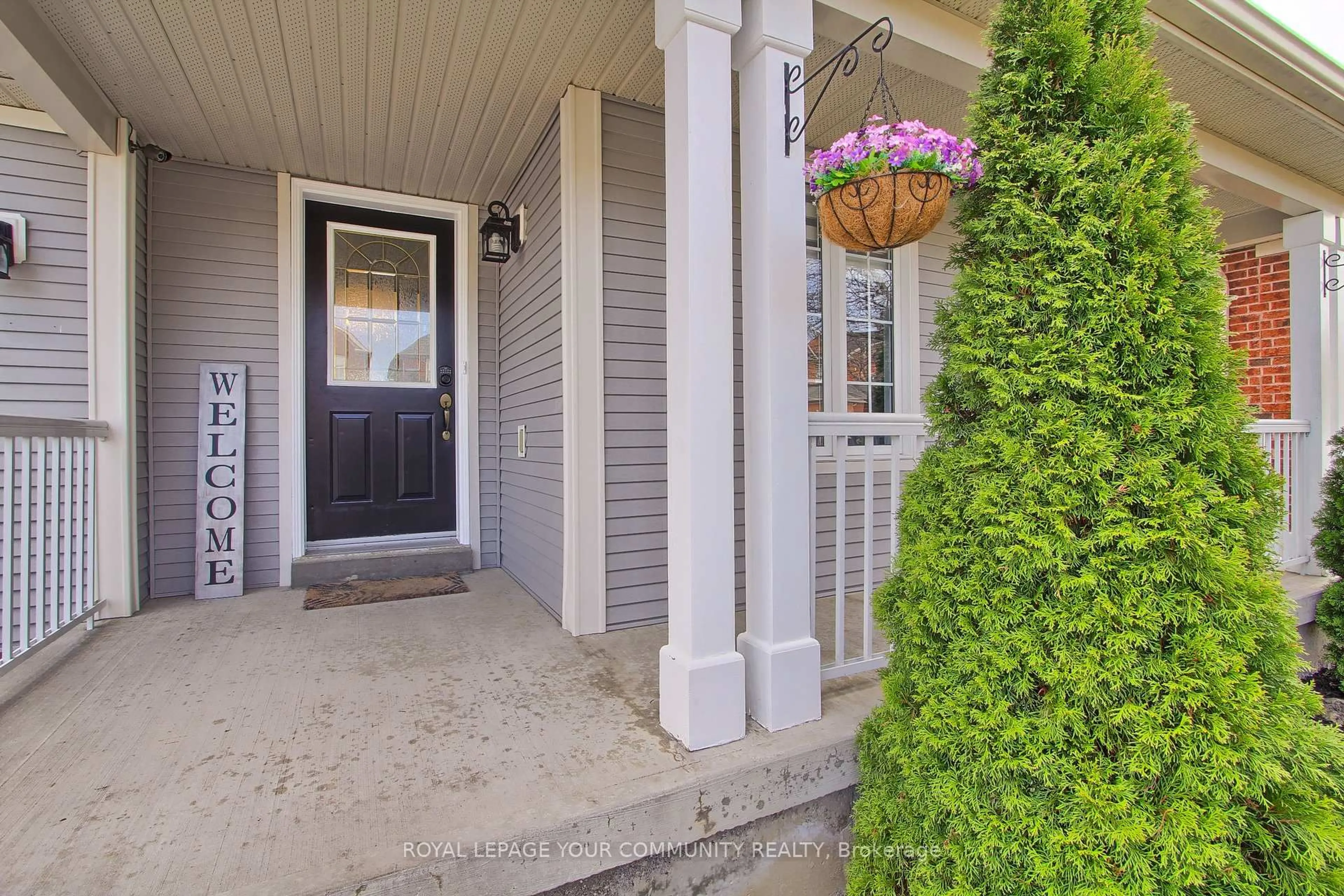 Indoor entryway for 11 Reddenhurst Cres, Georgina Ontario L4P 4G1