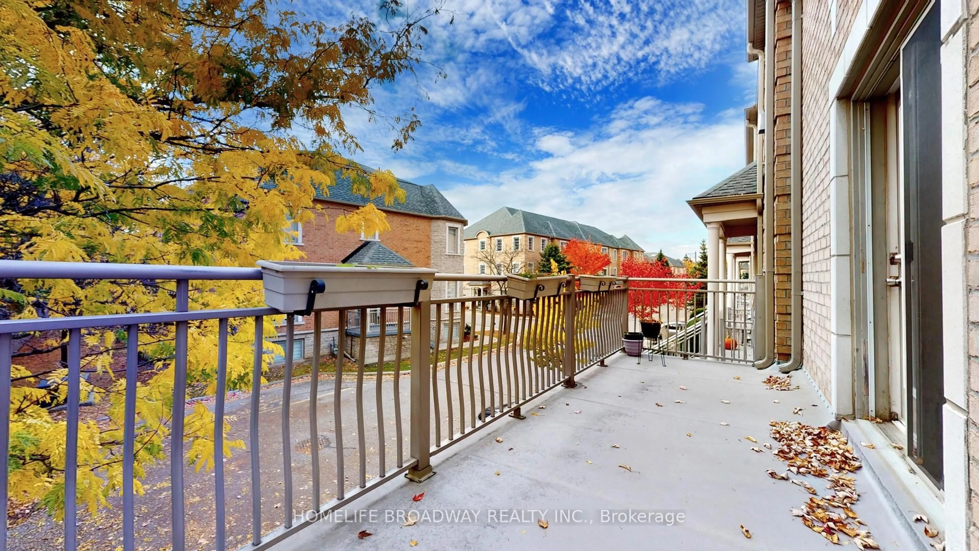 Patio, city buildings view from balcony for 9133 Bayview Ave #TH25, Richmond Hill Ontario L4B 4C5
