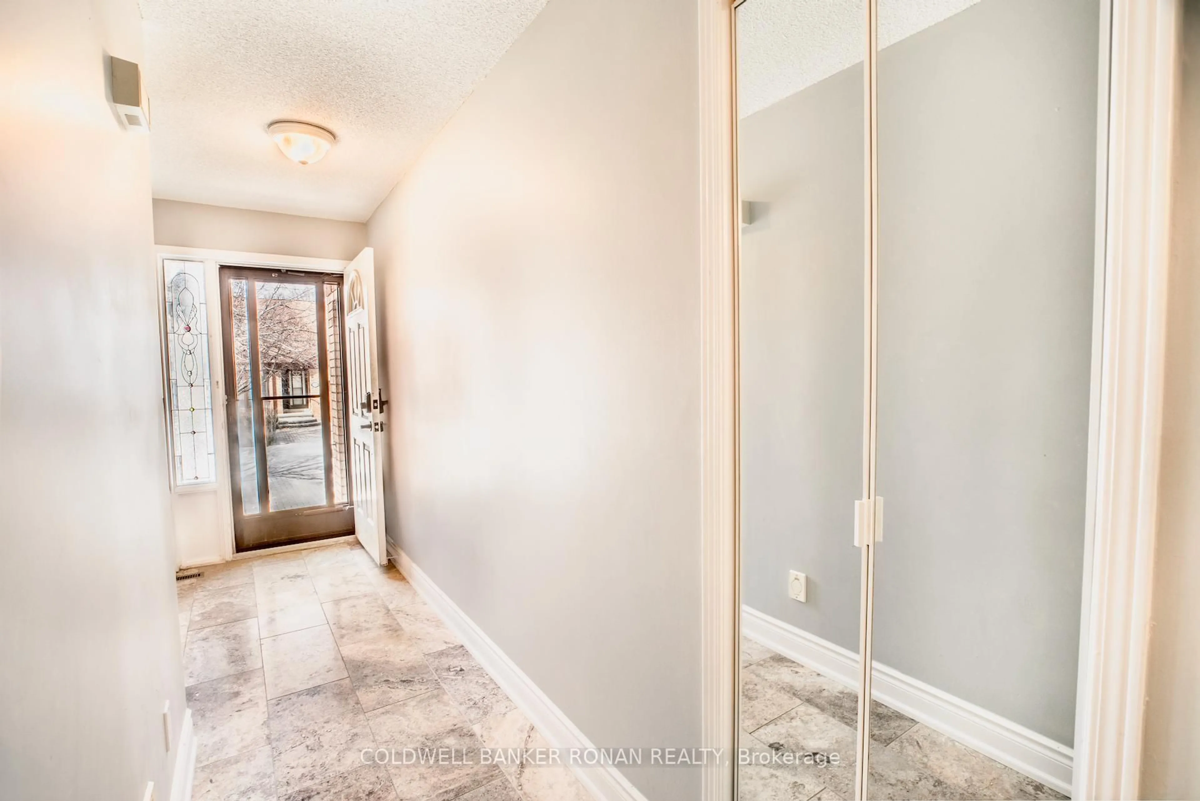 Indoor entryway for 130 Green Briar Rd, New Tecumseth Ontario L9R 1S2