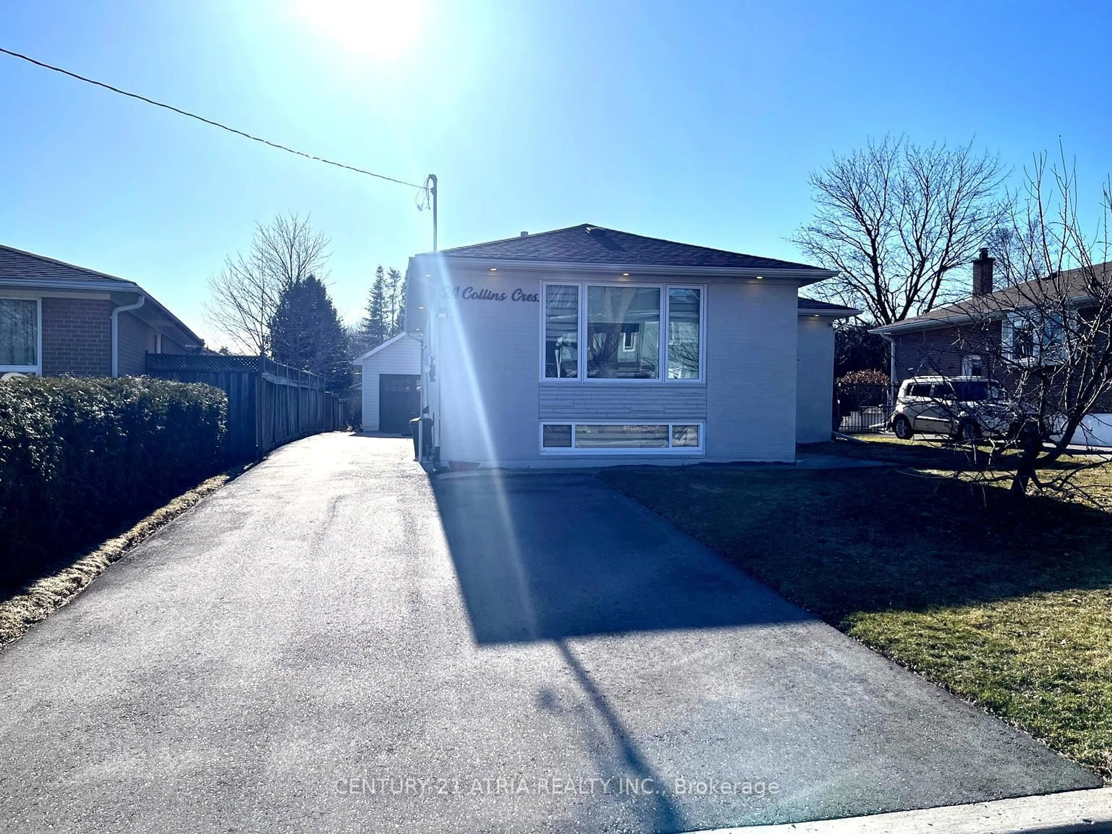 Home with vinyl exterior material, street for 24 Collins Cres, Aurora Ontario L4G 2W2