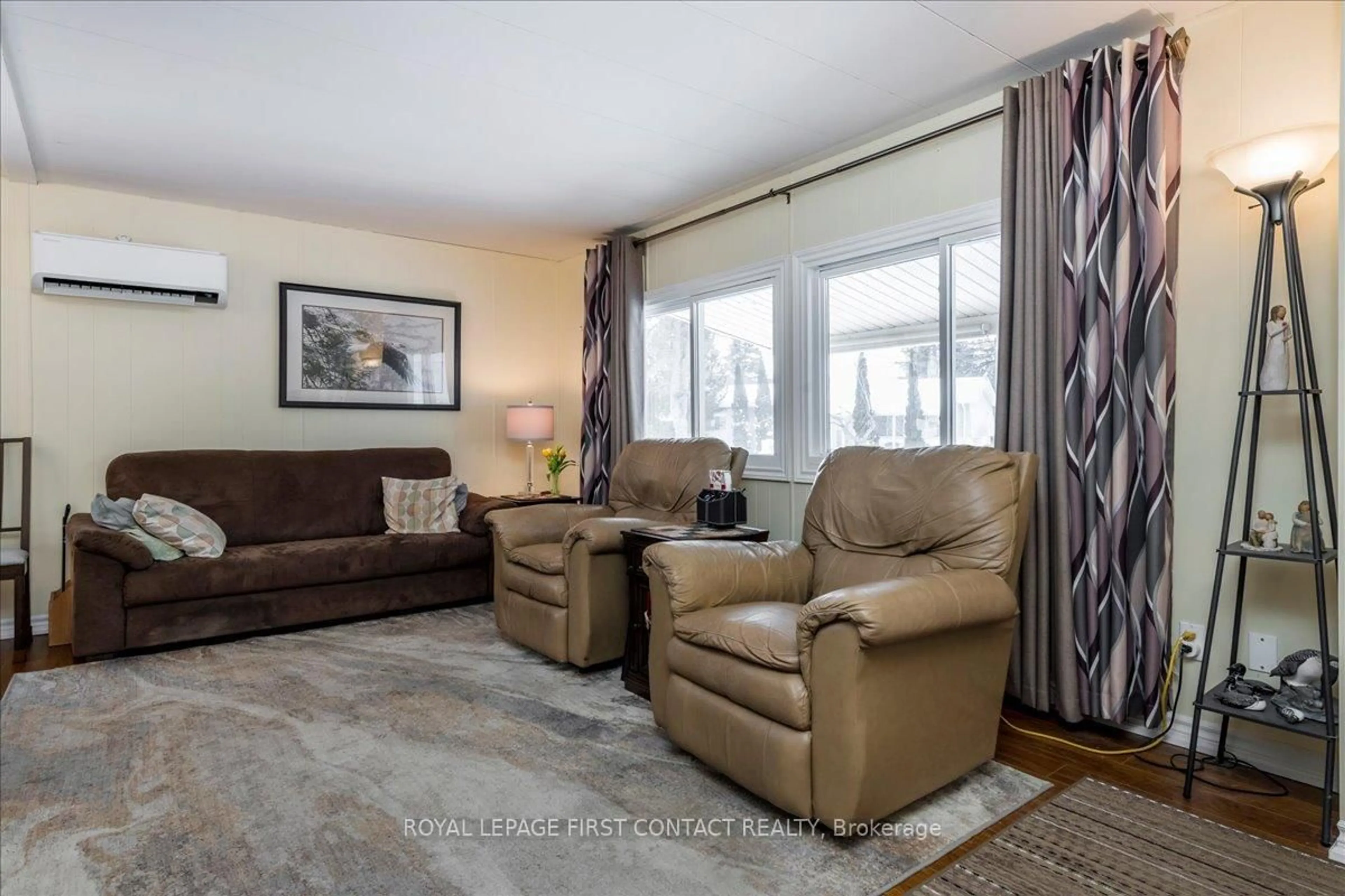 Living room with furniture, unknown for 18 Hawthorne Dr, Innisfil Ontario L9S 1P7