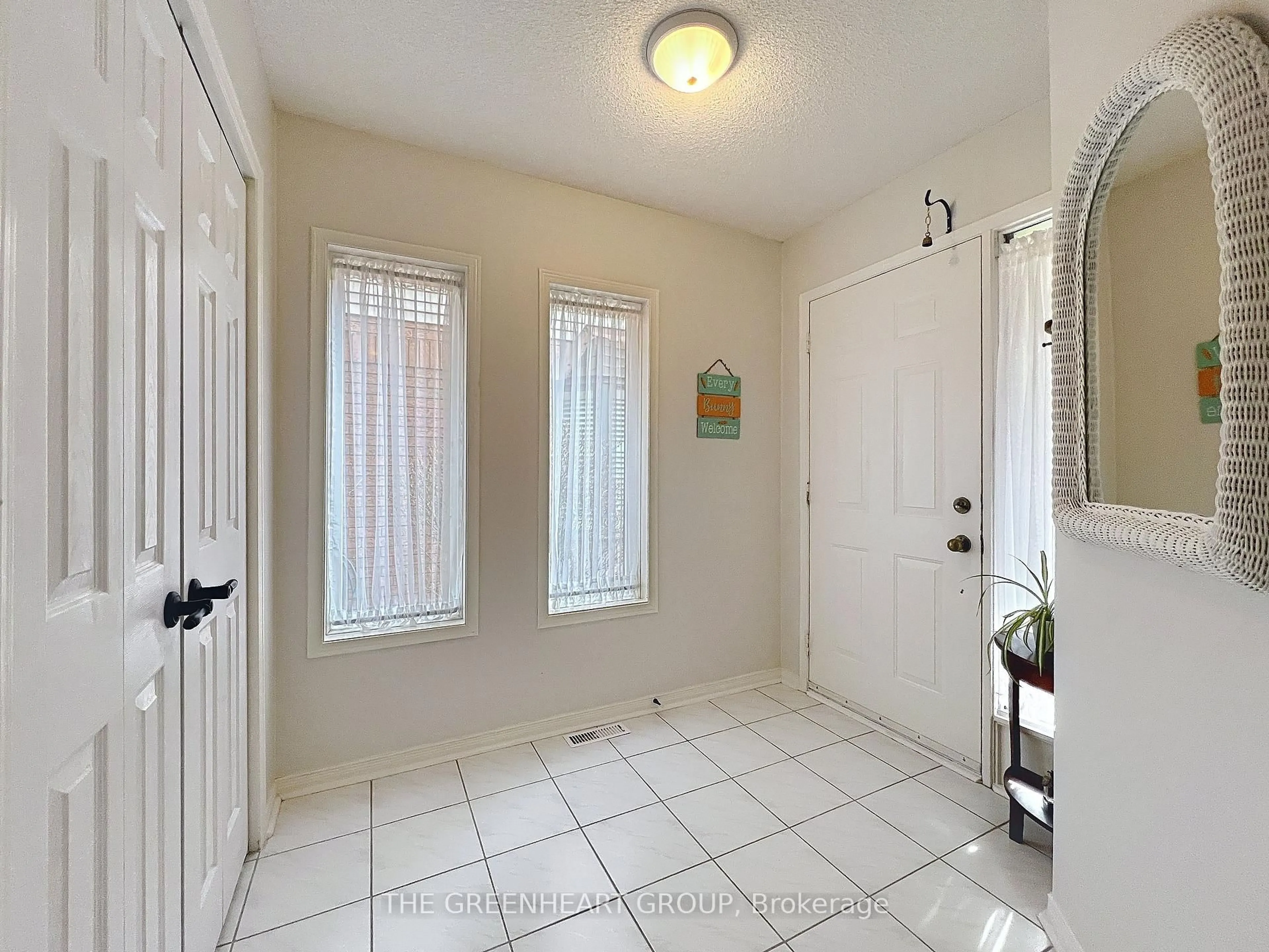 Indoor entryway for 170 Riverview Rd #13, New Tecumseth Ontario L9R 1X7