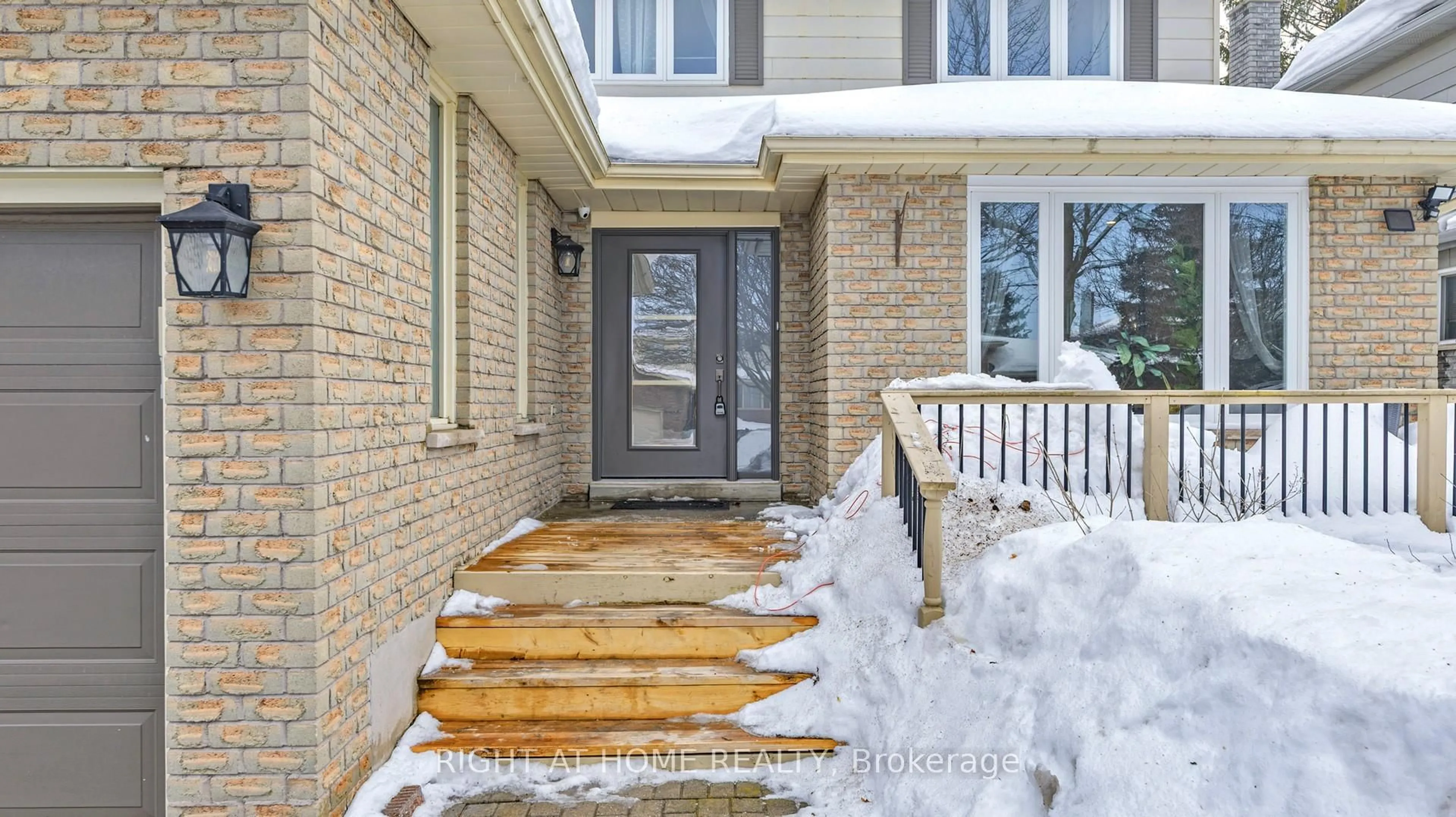 Indoor entryway for 199 Biscayne Blvd, Georgina Ontario L4P 3L5