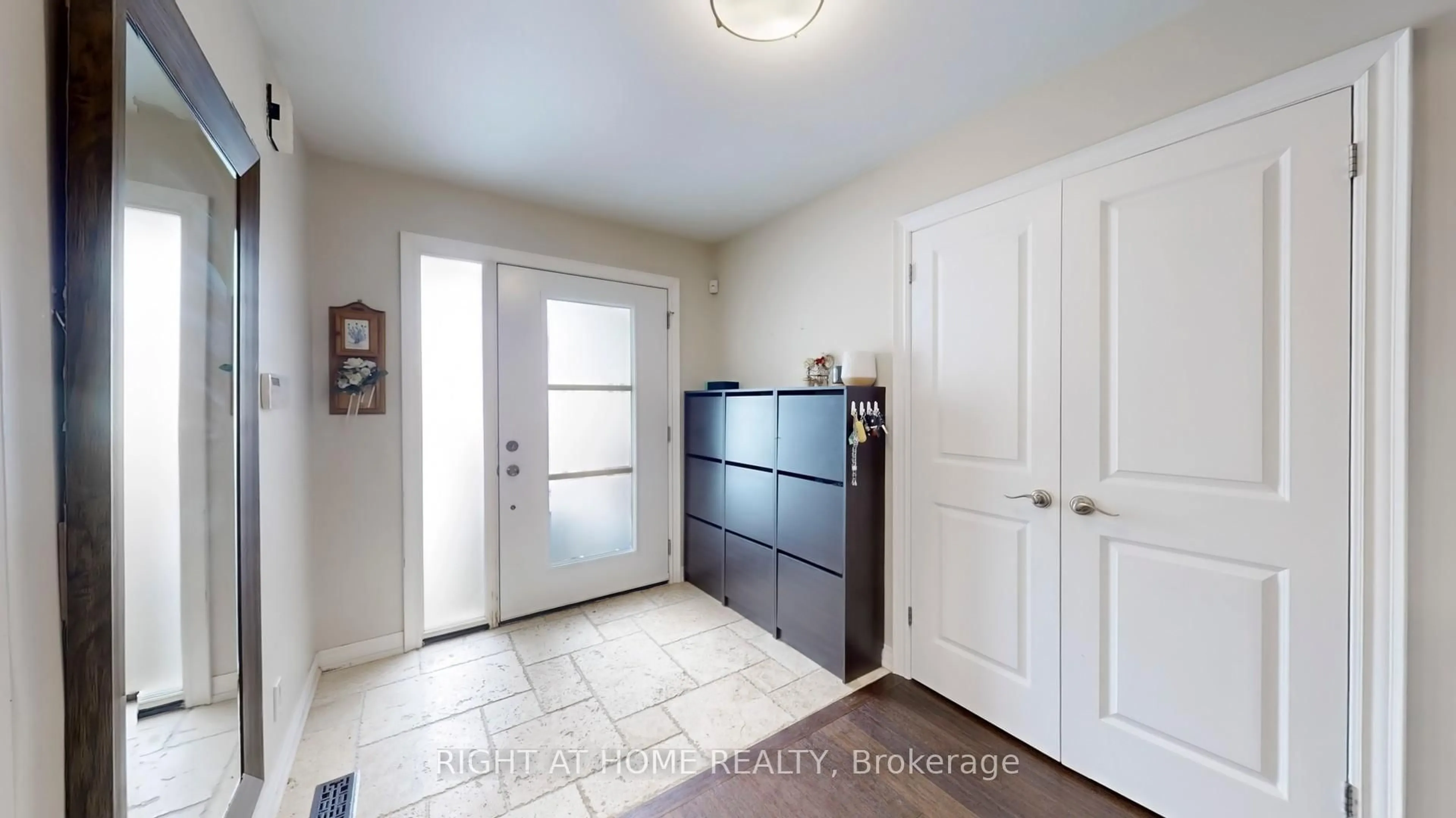 Indoor entryway for 199 Biscayne Blvd, Georgina Ontario L4P 3L5