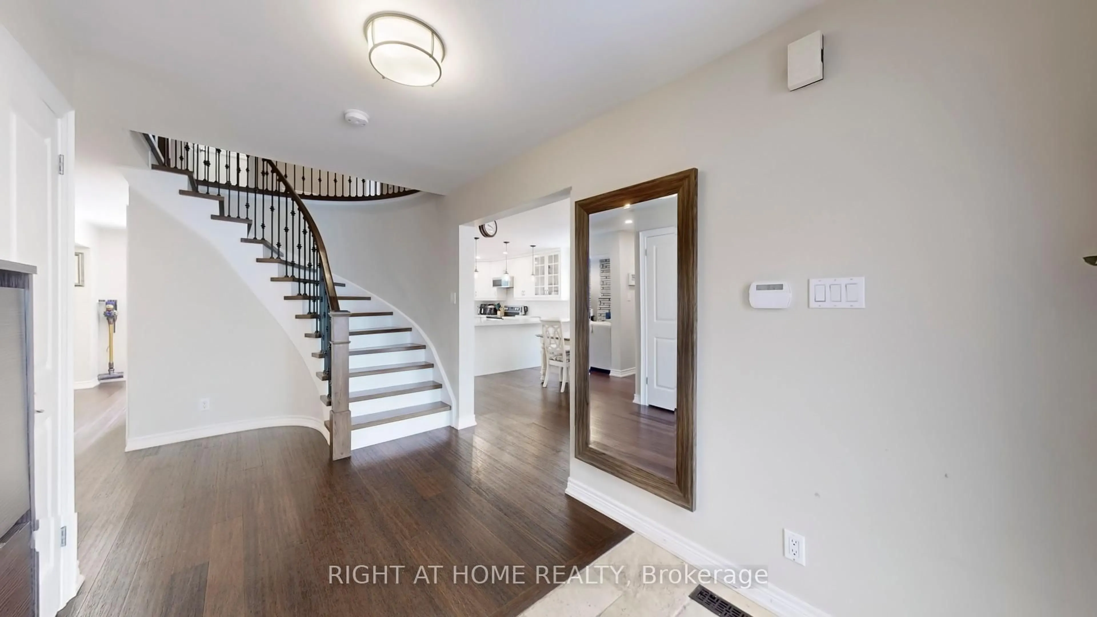 Indoor entryway for 199 Biscayne Blvd, Georgina Ontario L4P 3L5