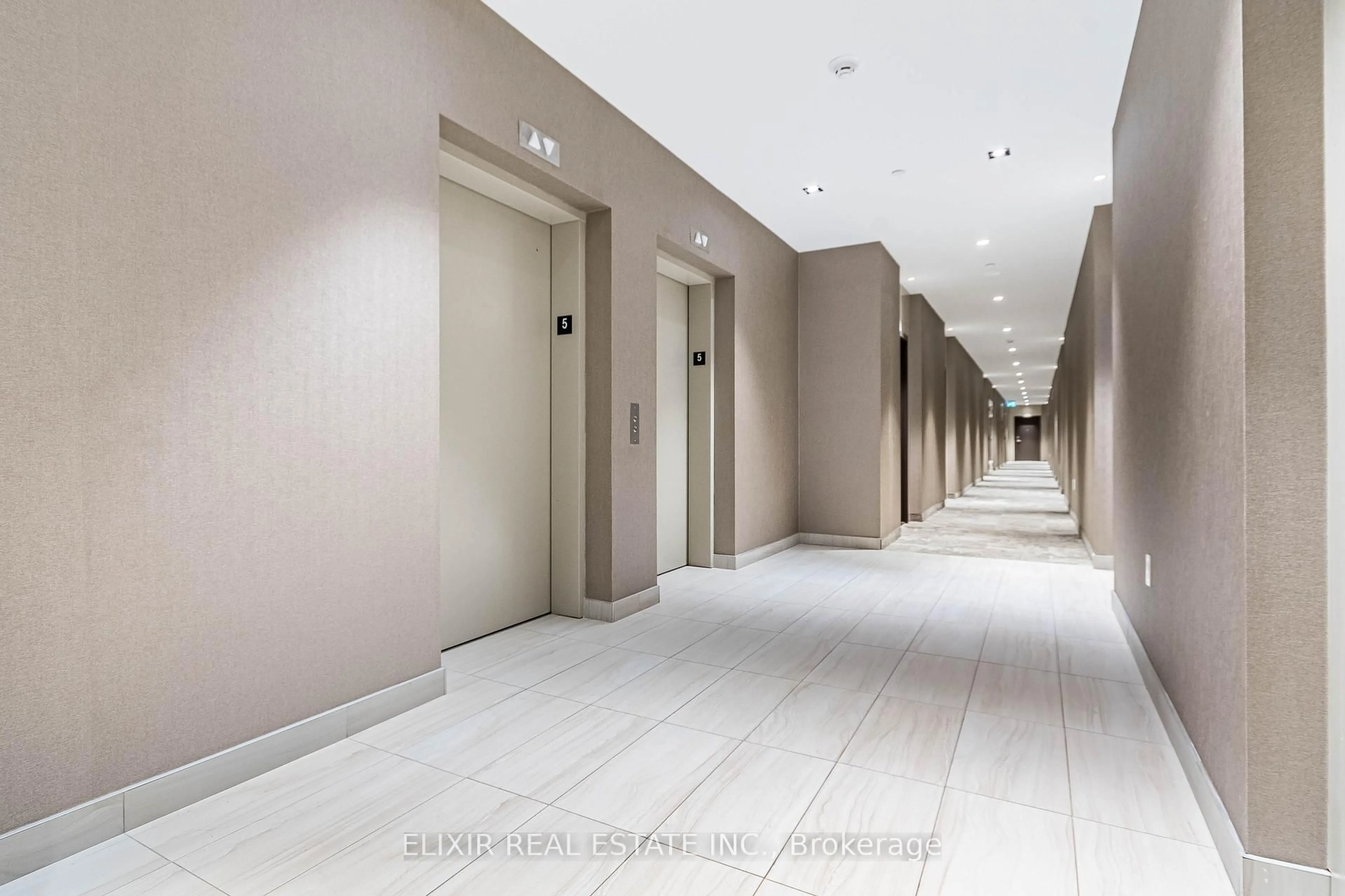 Indoor foyer for 60 Honeycrisp Cres #522, Vaughan Ontario L4K 0N5