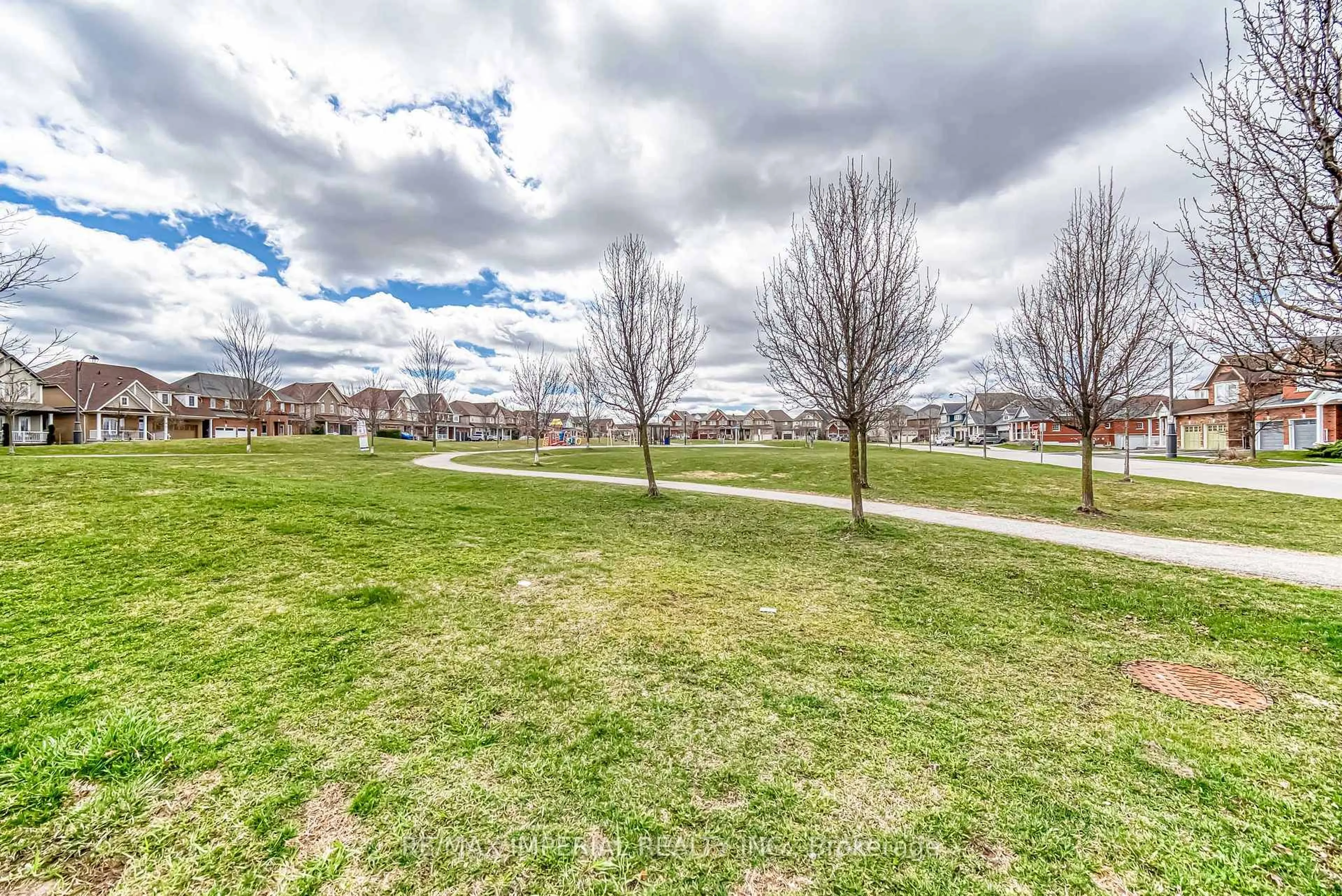 A pic from outside/outdoor area/front of a property/back of a property/a pic from drone, unknown for 105 Kingknoll Cres, Georgina Ontario L4P 0H8