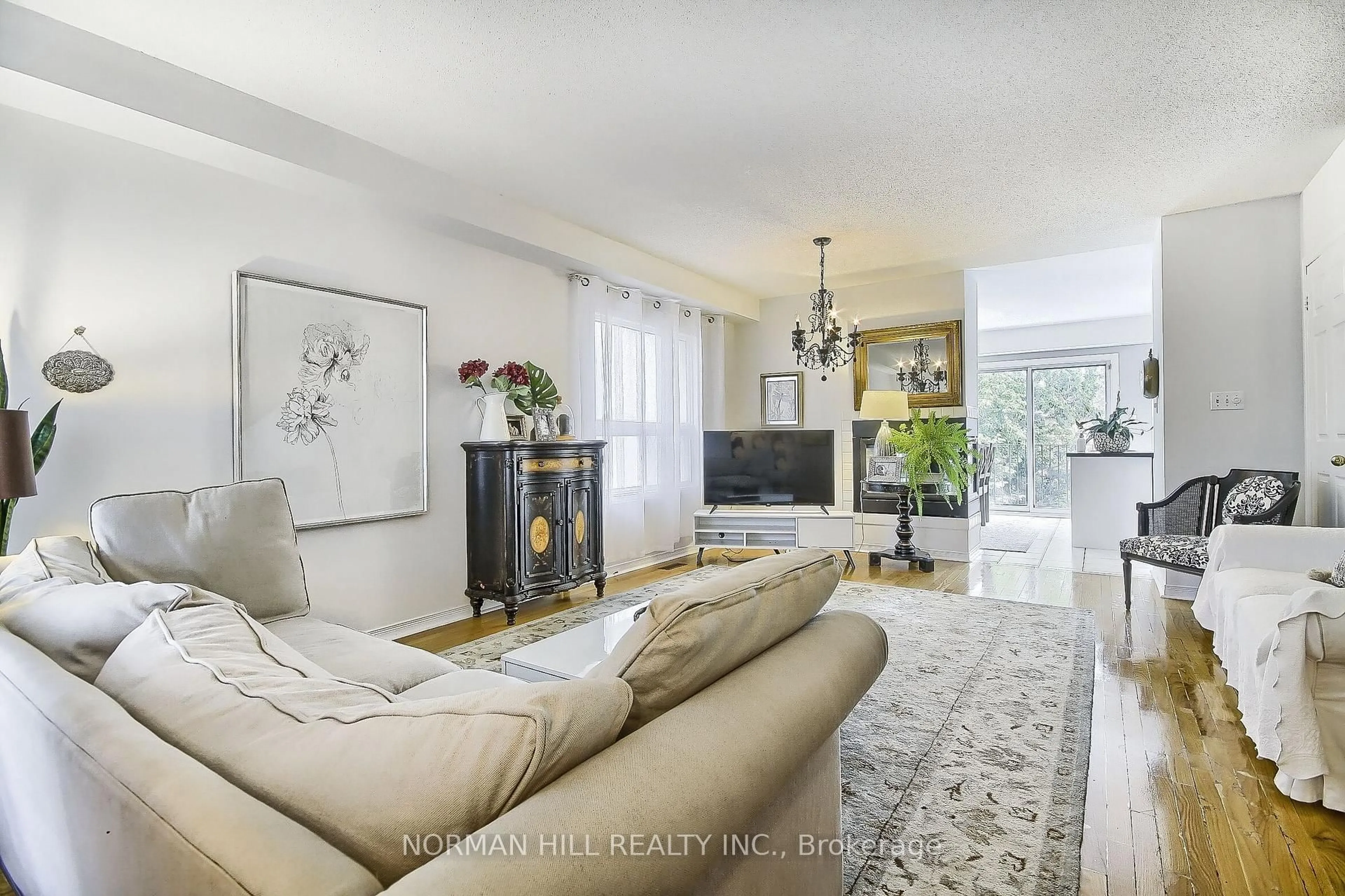 Living room with furniture, unknown for 7 Bridlepath St, Richmond Hill Ontario L4S 1V8
