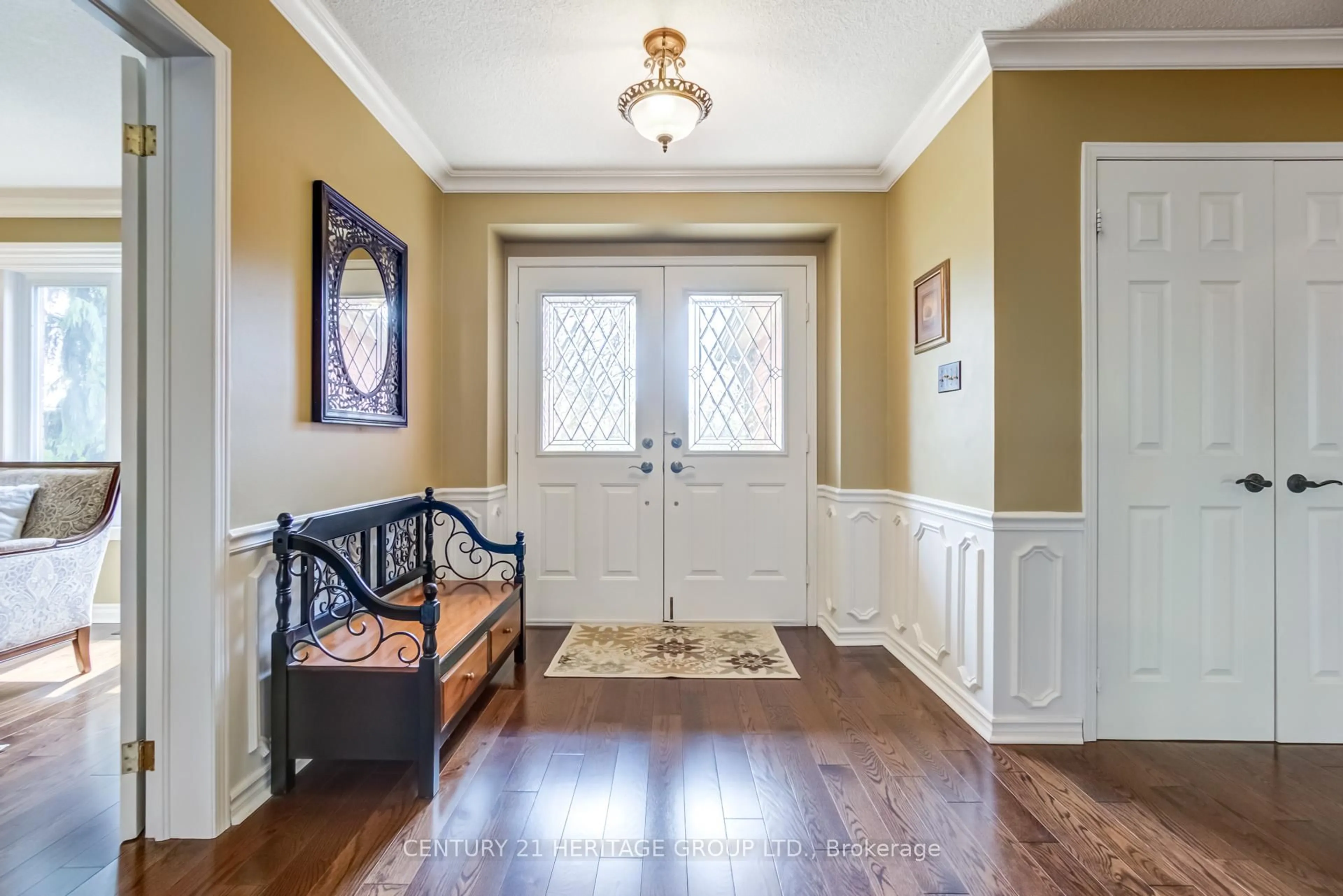 Indoor entryway for 353 Alex Doner Dr, Newmarket Ontario L3X 1G1