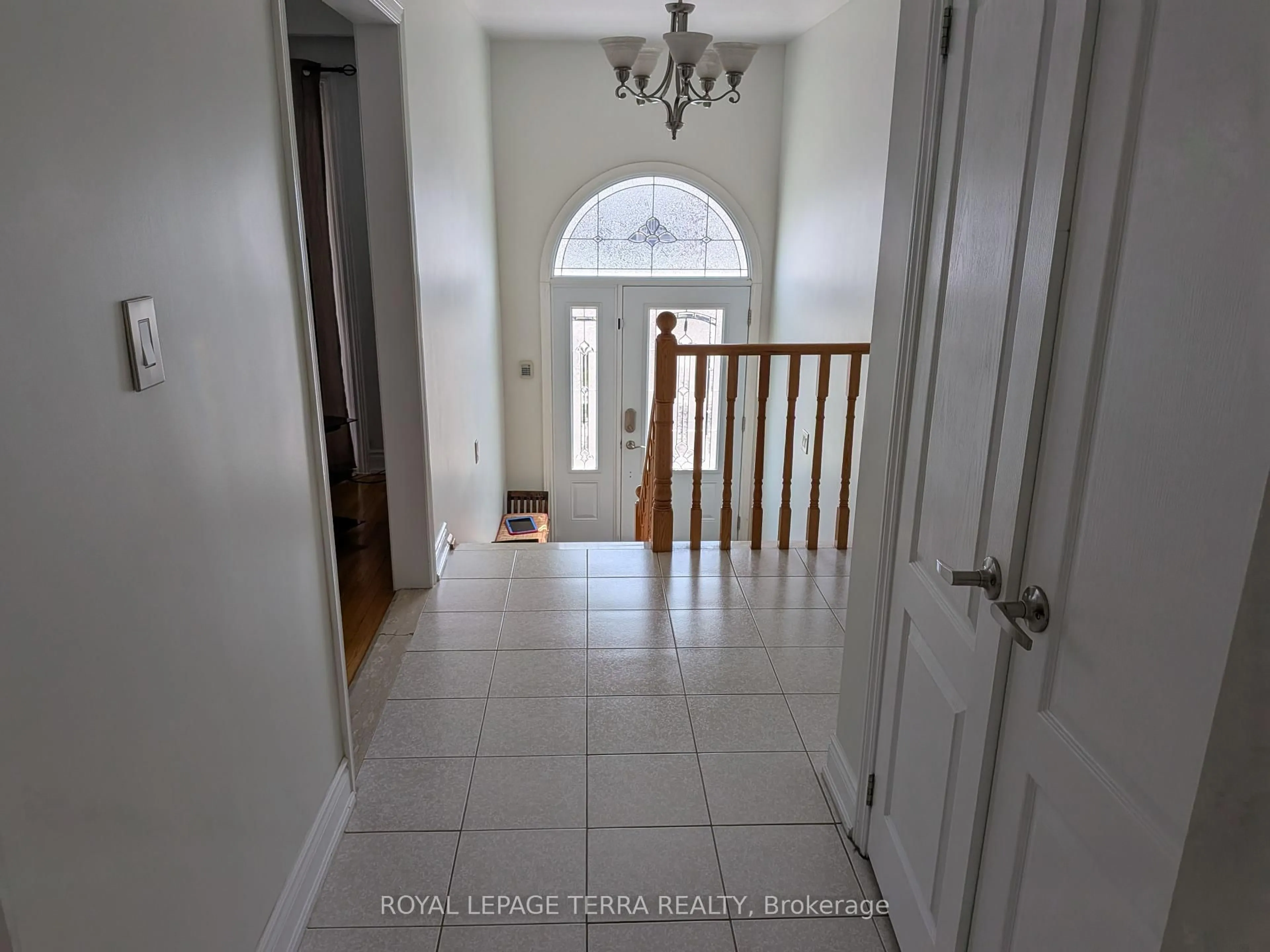 Indoor entryway for 174 Andrew Park, Vaughan Ontario L4L 1G3