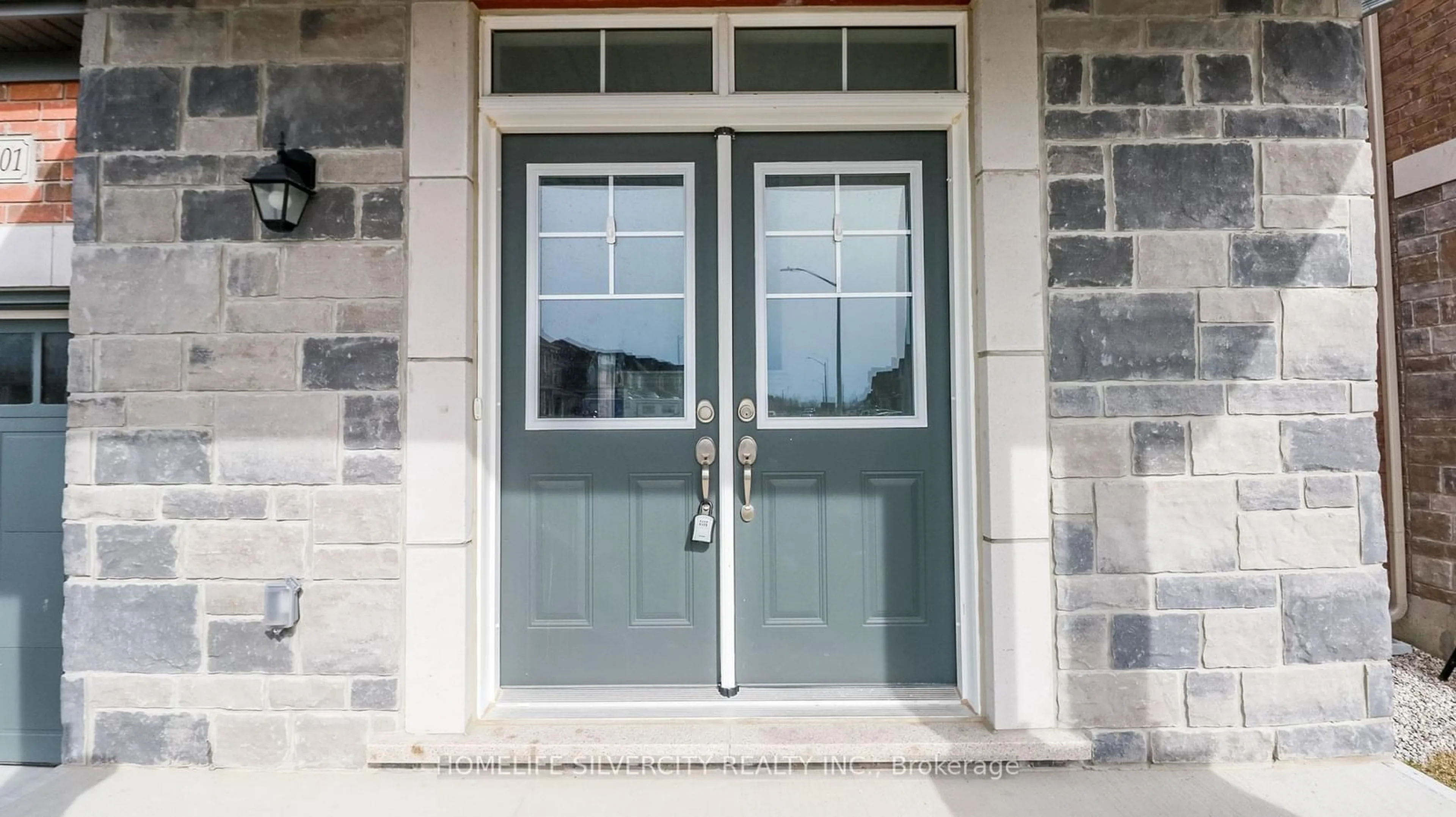 Indoor entryway for 2201 Lozenby St, Innisfil Ontario L9S 0M9