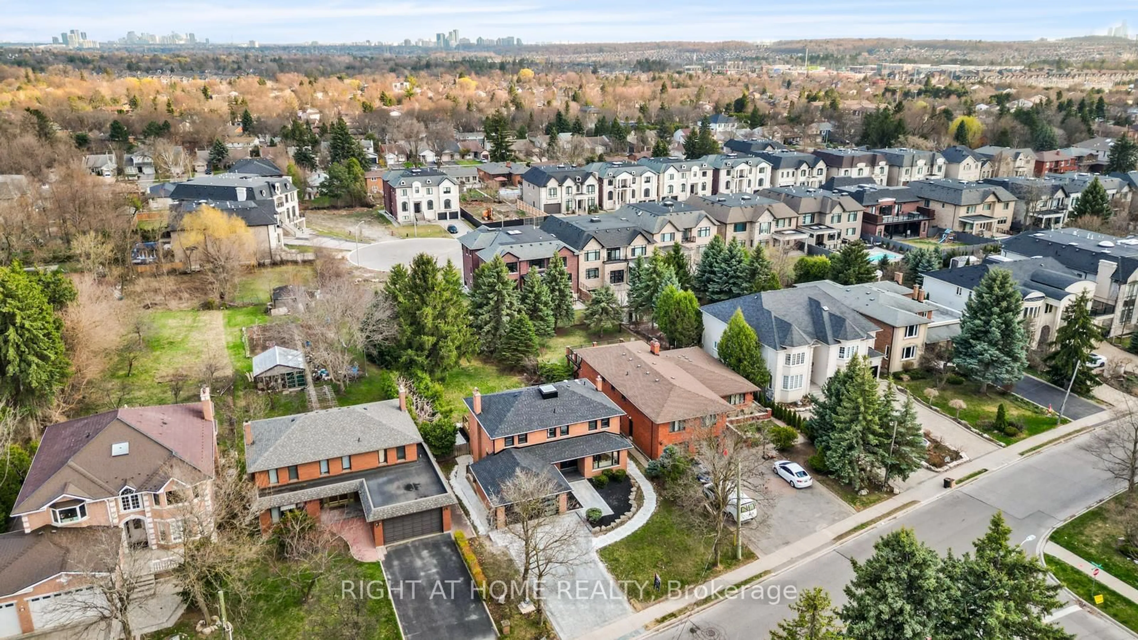 A pic from outside/outdoor area/front of a property/back of a property/a pic from drone, street for 93 Pemberton Rd, Richmond Hill Ontario L4C 3T6