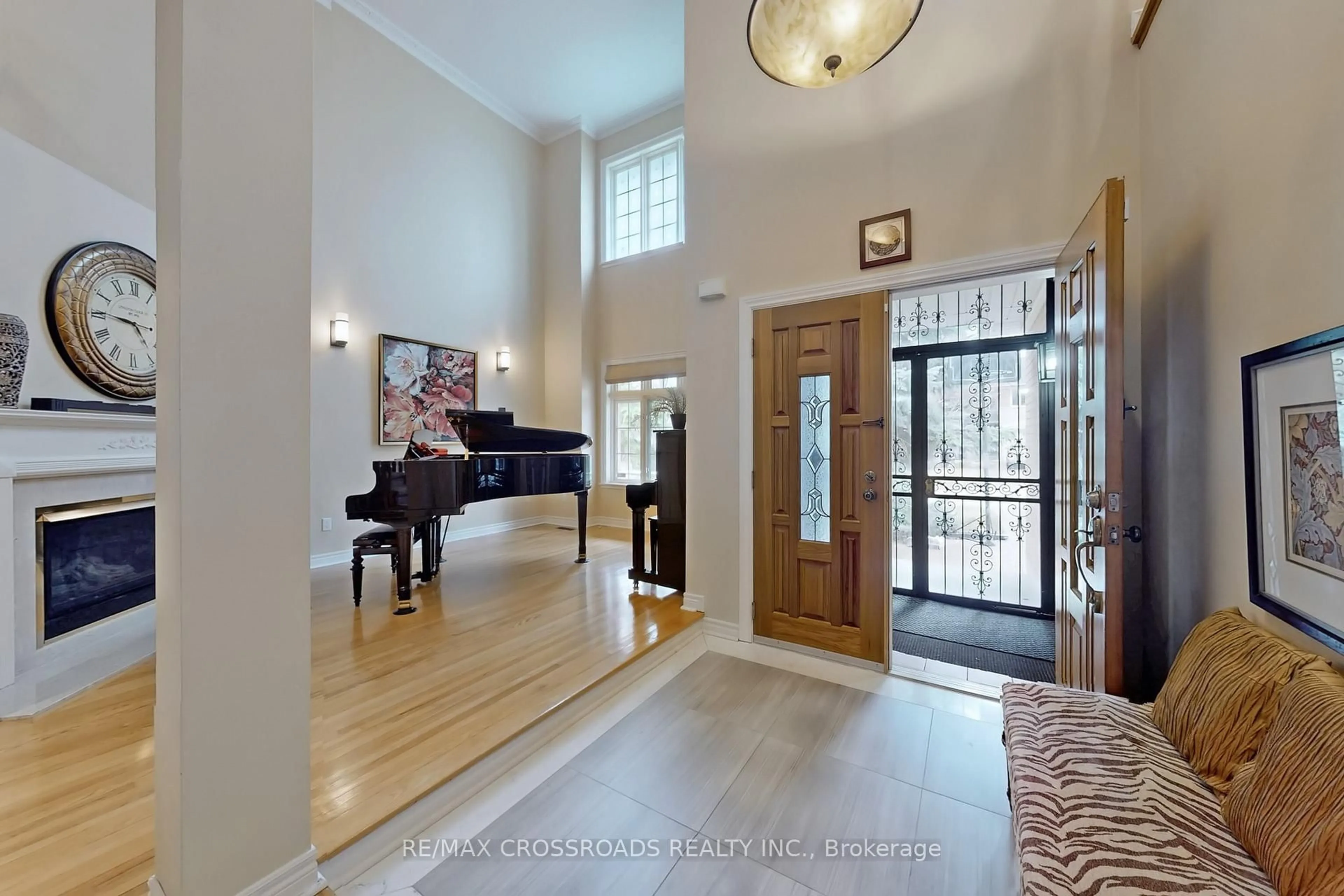 Indoor foyer for 75 Cassandra Cres, Richmond Hill Ontario L4B 3Z9