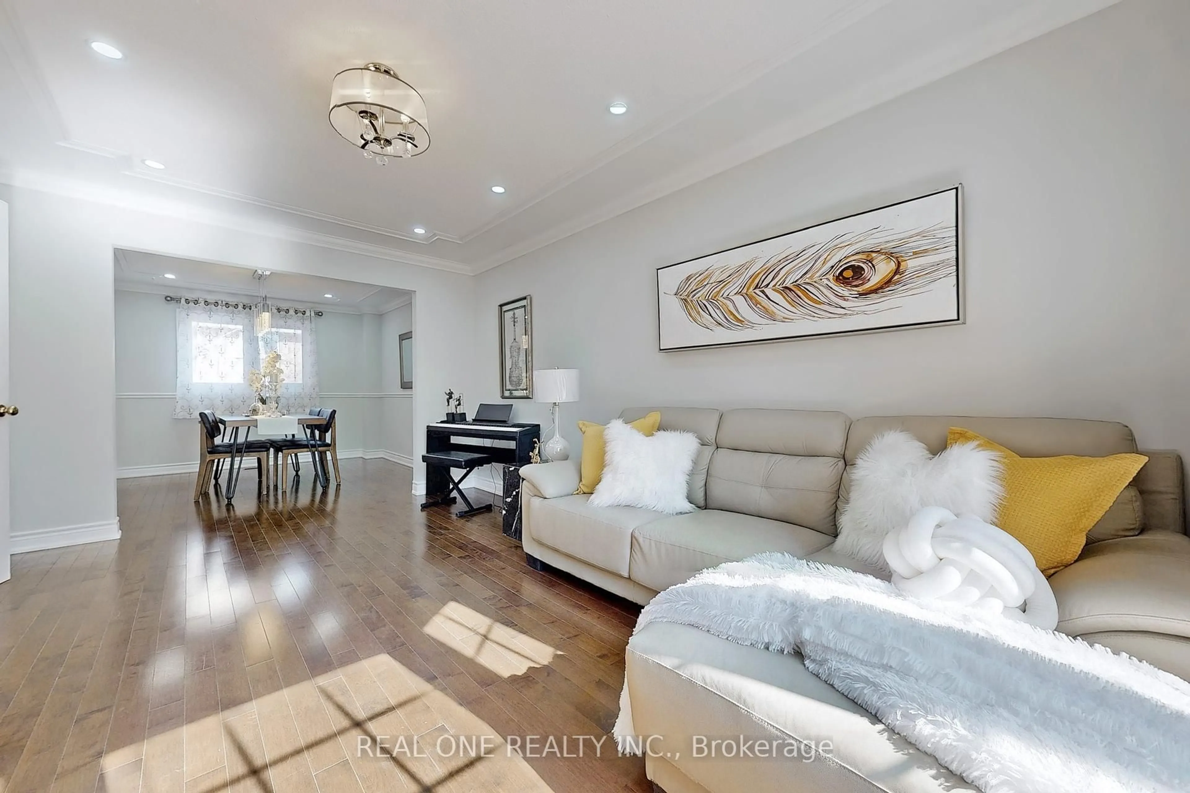 Living room with furniture, unknown for 32 Adrian Cres, Markham Ontario L3P 7A1