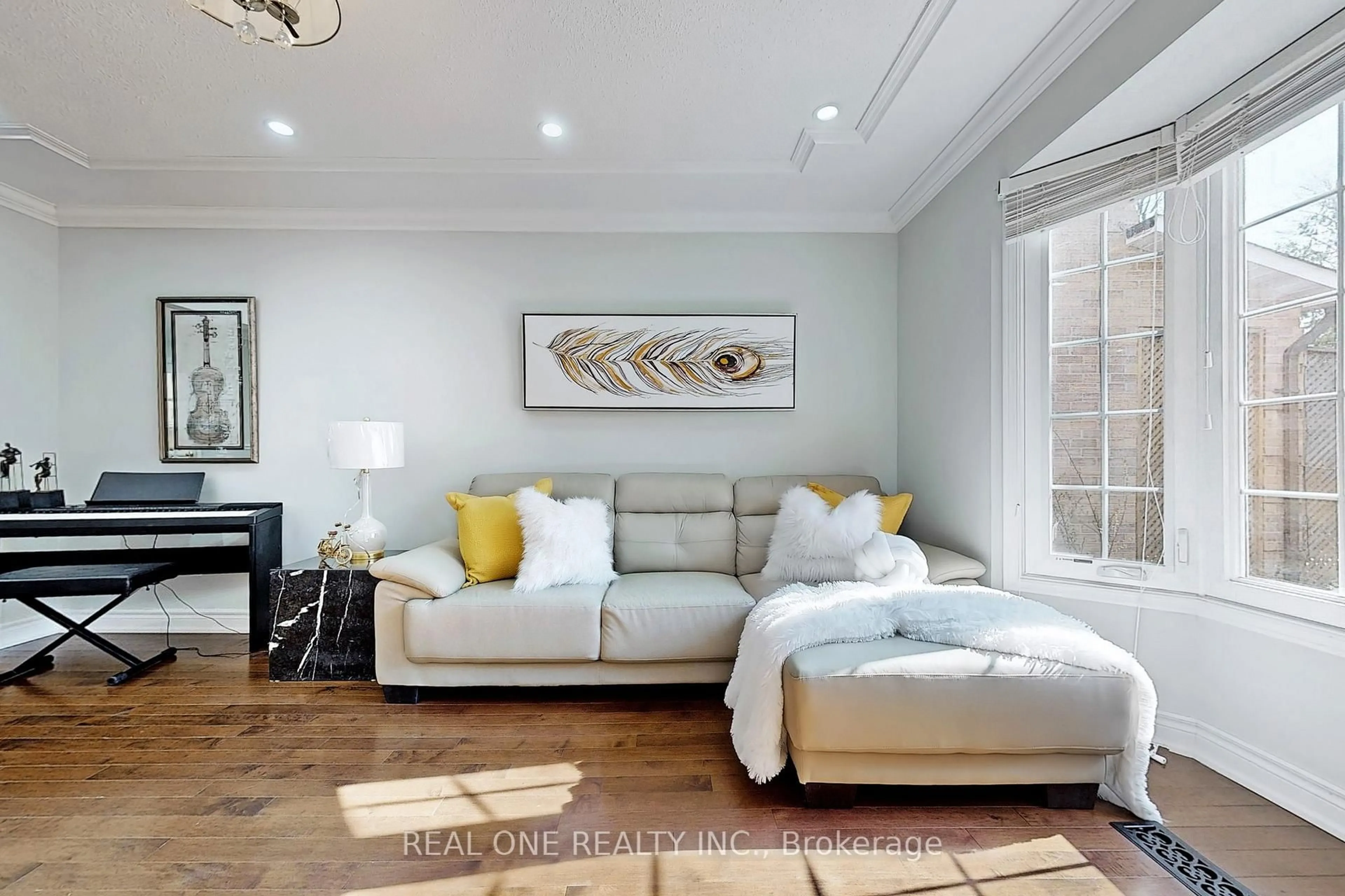Living room with furniture, unknown for 32 Adrian Cres, Markham Ontario L3P 7A1