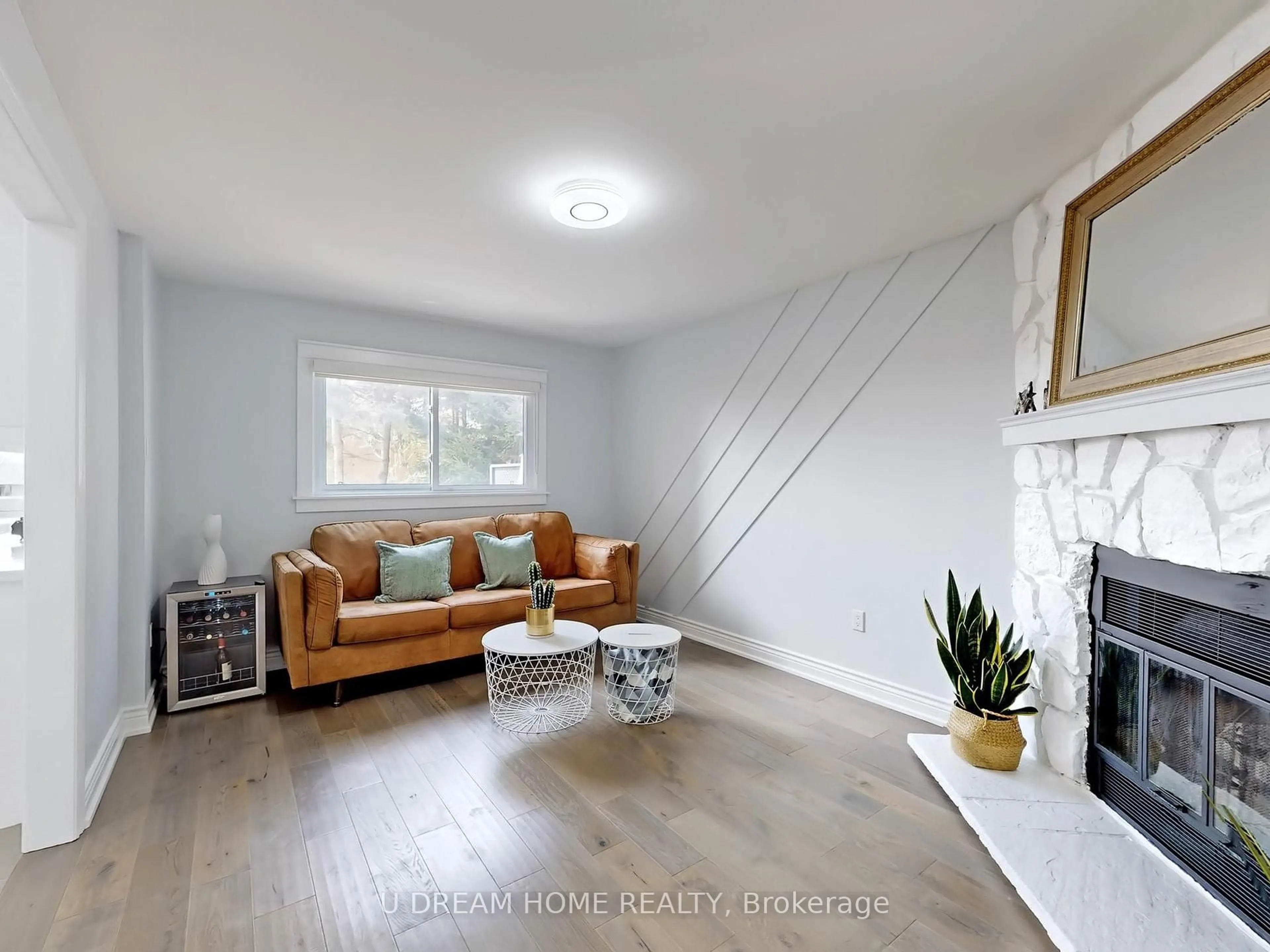 Living room with furniture, unknown for 84 Autumn Way, Aurora Ontario L4G 4P4