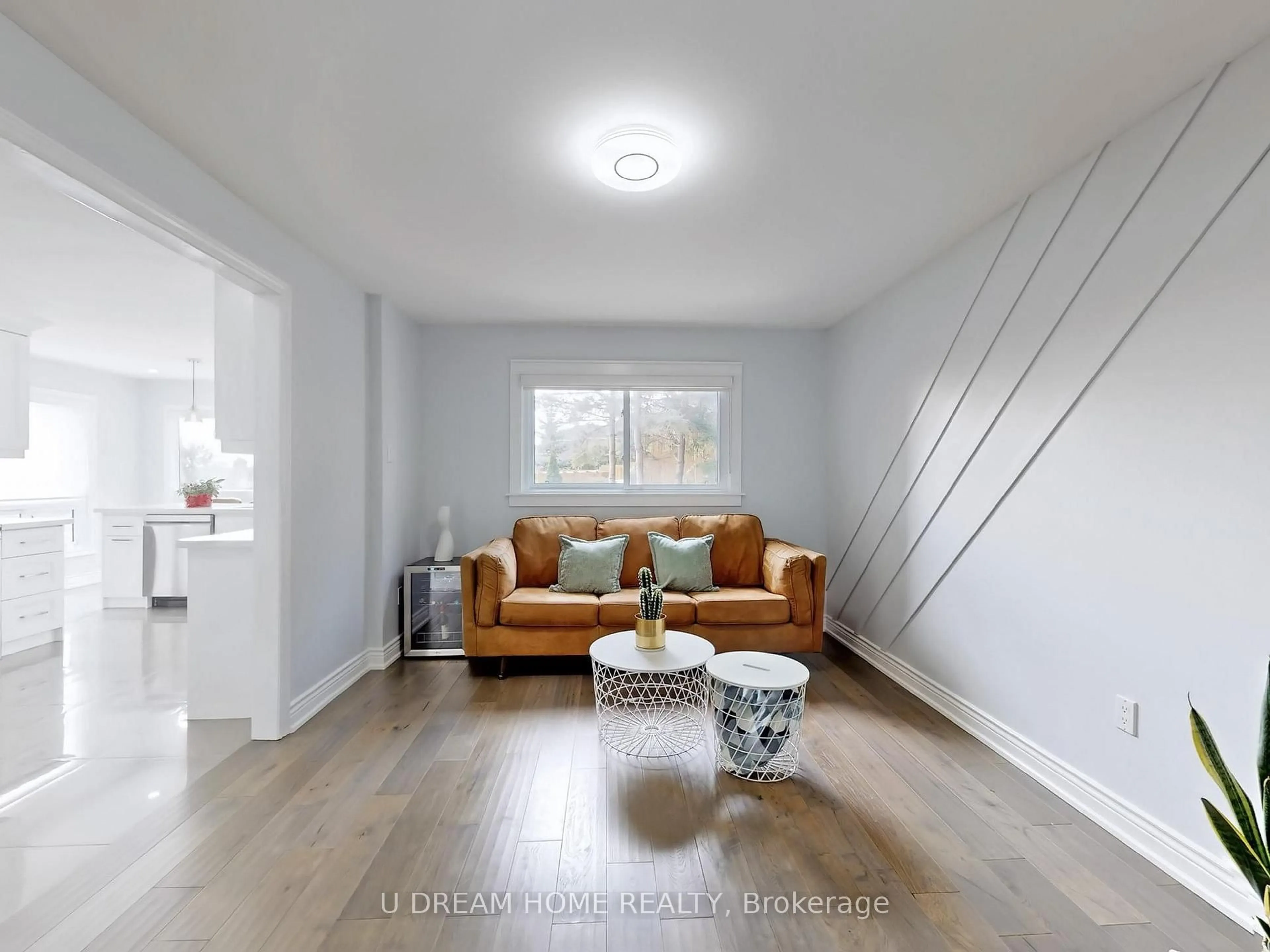 Living room with furniture, unknown for 84 Autumn Way, Aurora Ontario L4G 4P4