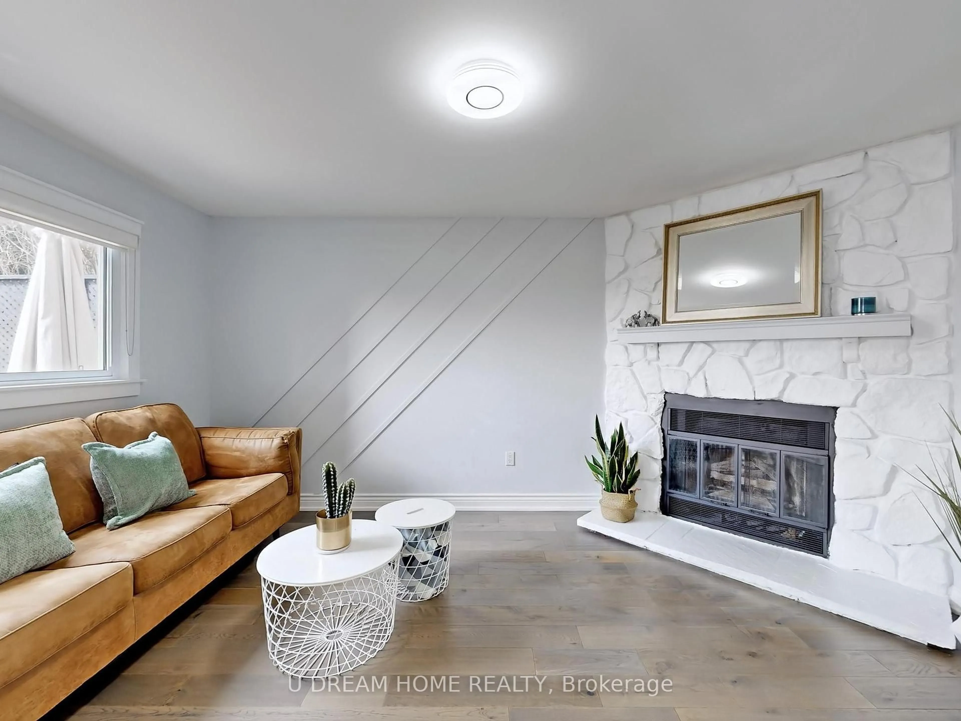Living room with furniture, unknown for 84 Autumn Way, Aurora Ontario L4G 4P4