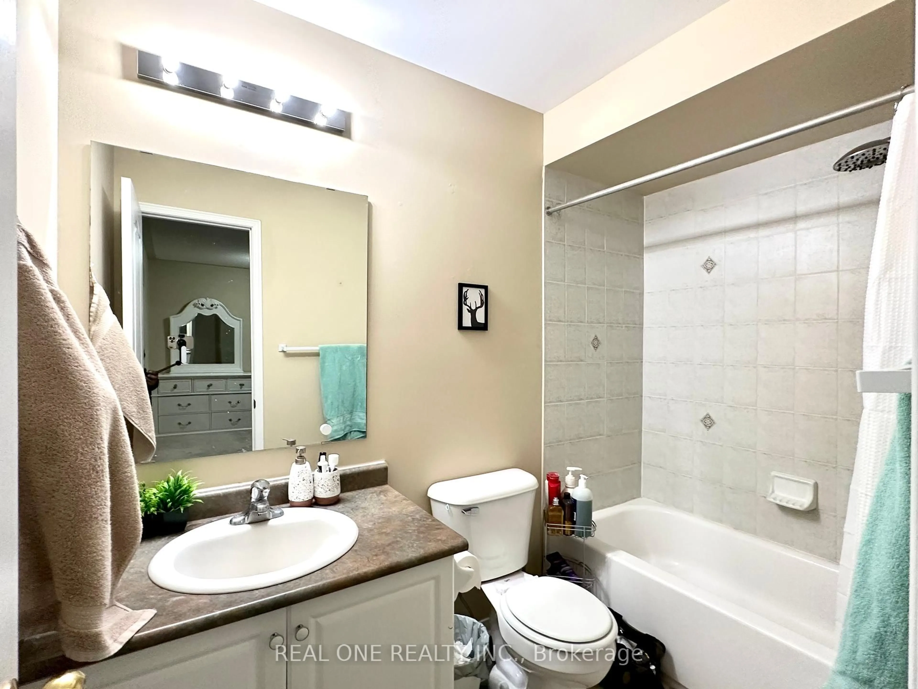 Standard bathroom, ceramic/tile floor for 499 Jim Barber Crt, Newmarket Ontario L3Y 9E6