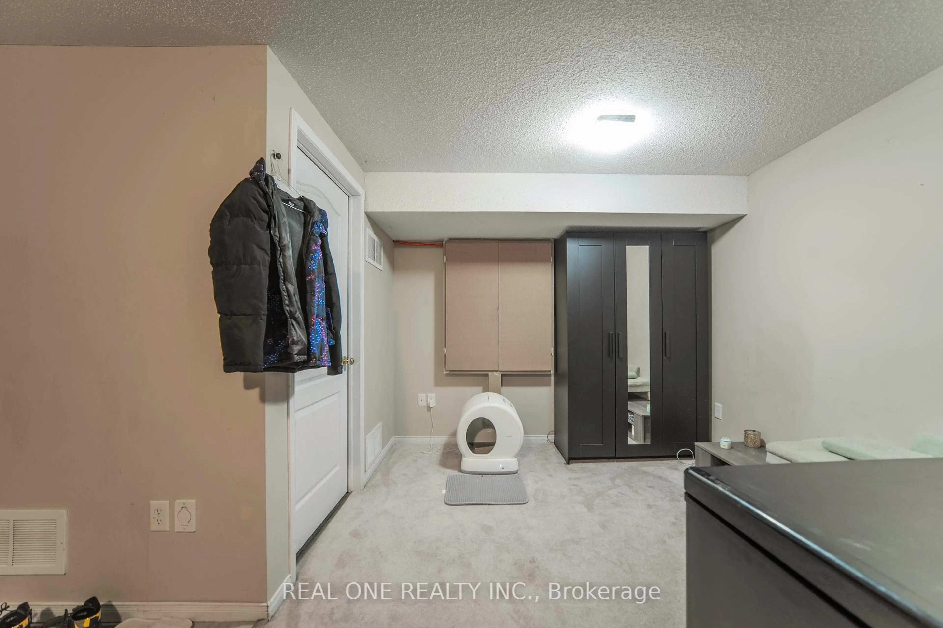 Laundry room for 499 Jim Barber Crt, Newmarket Ontario L3Y 9E6