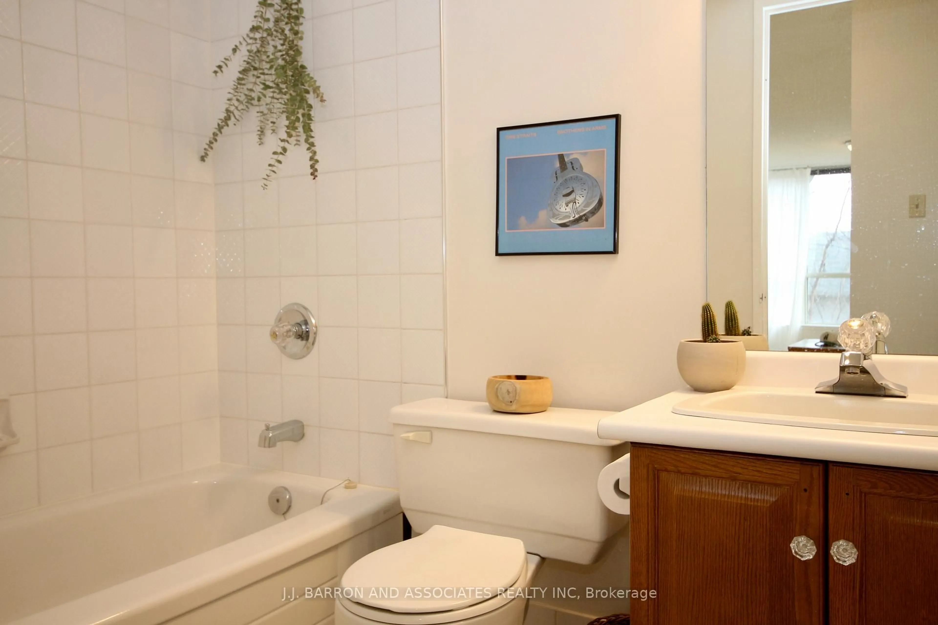 Standard bathroom, ceramic/tile floor for 14924 Yonge St #114, Aurora Ontario L4G 6H7