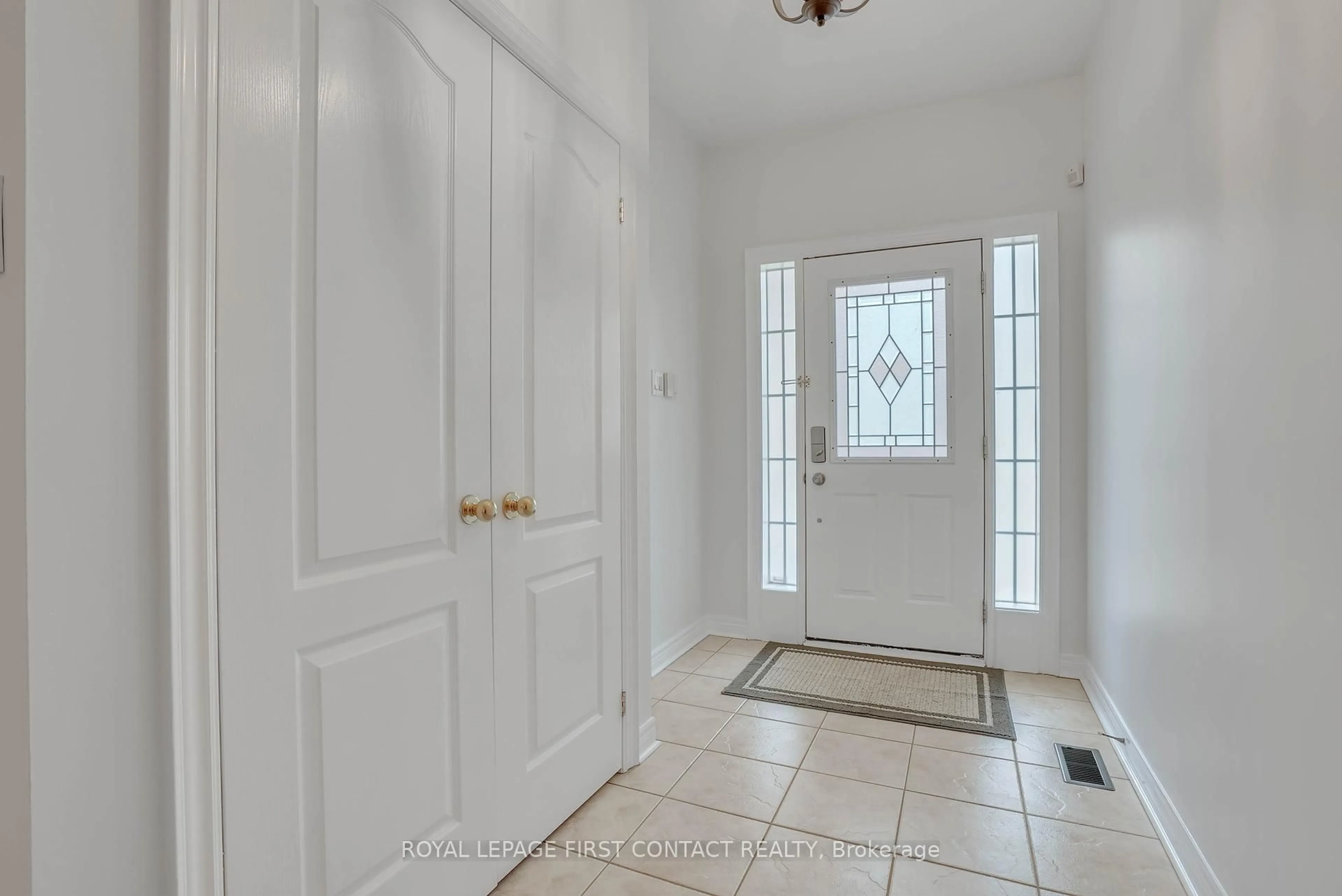 Indoor entryway for 101A Benson Ave, Richmond Hill Ontario L4C 4E5
