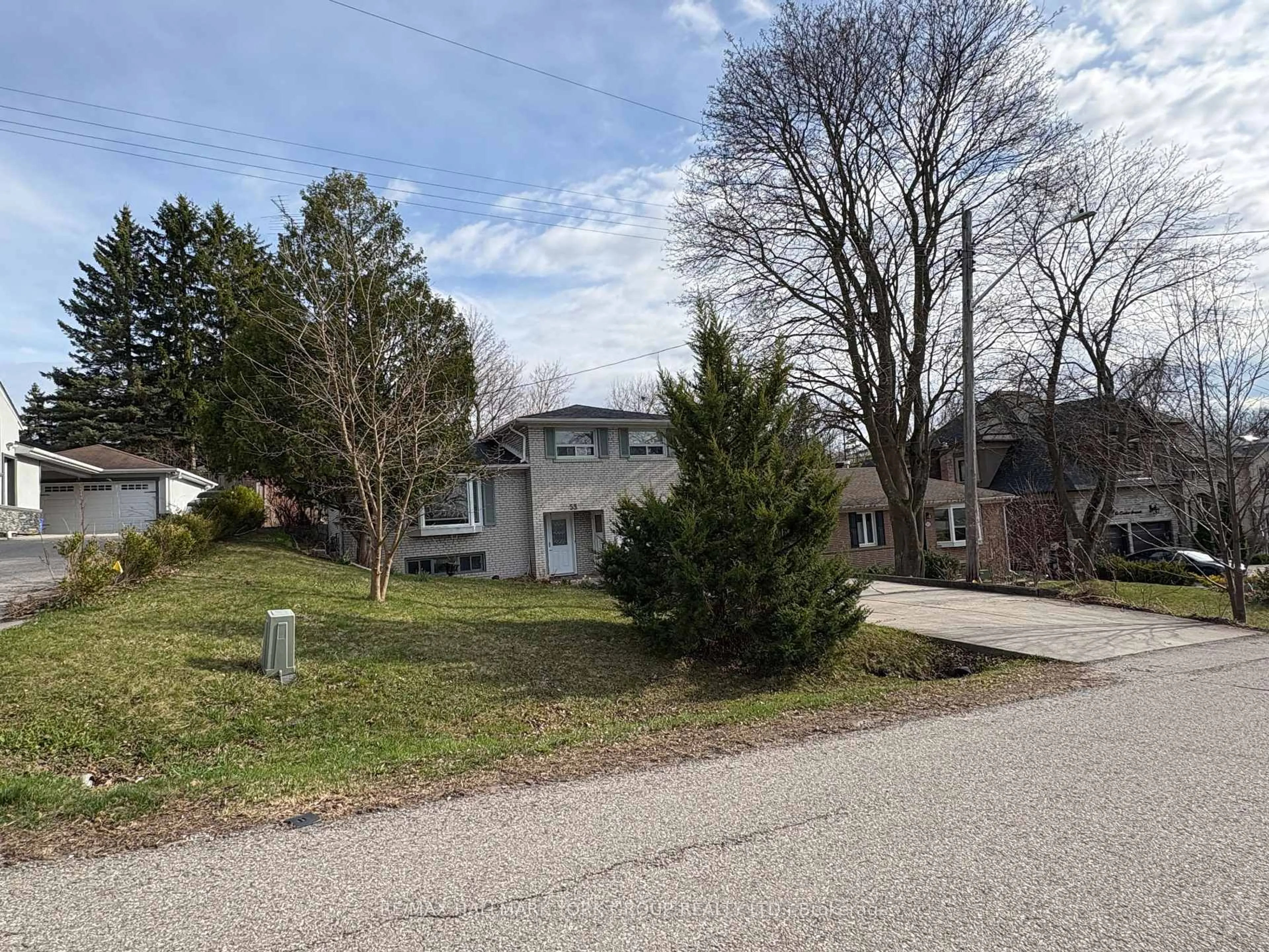 A pic from outside/outdoor area/front of a property/back of a property/a pic from drone, street for 53 Humber Cres, King Ontario L3Y 7R5