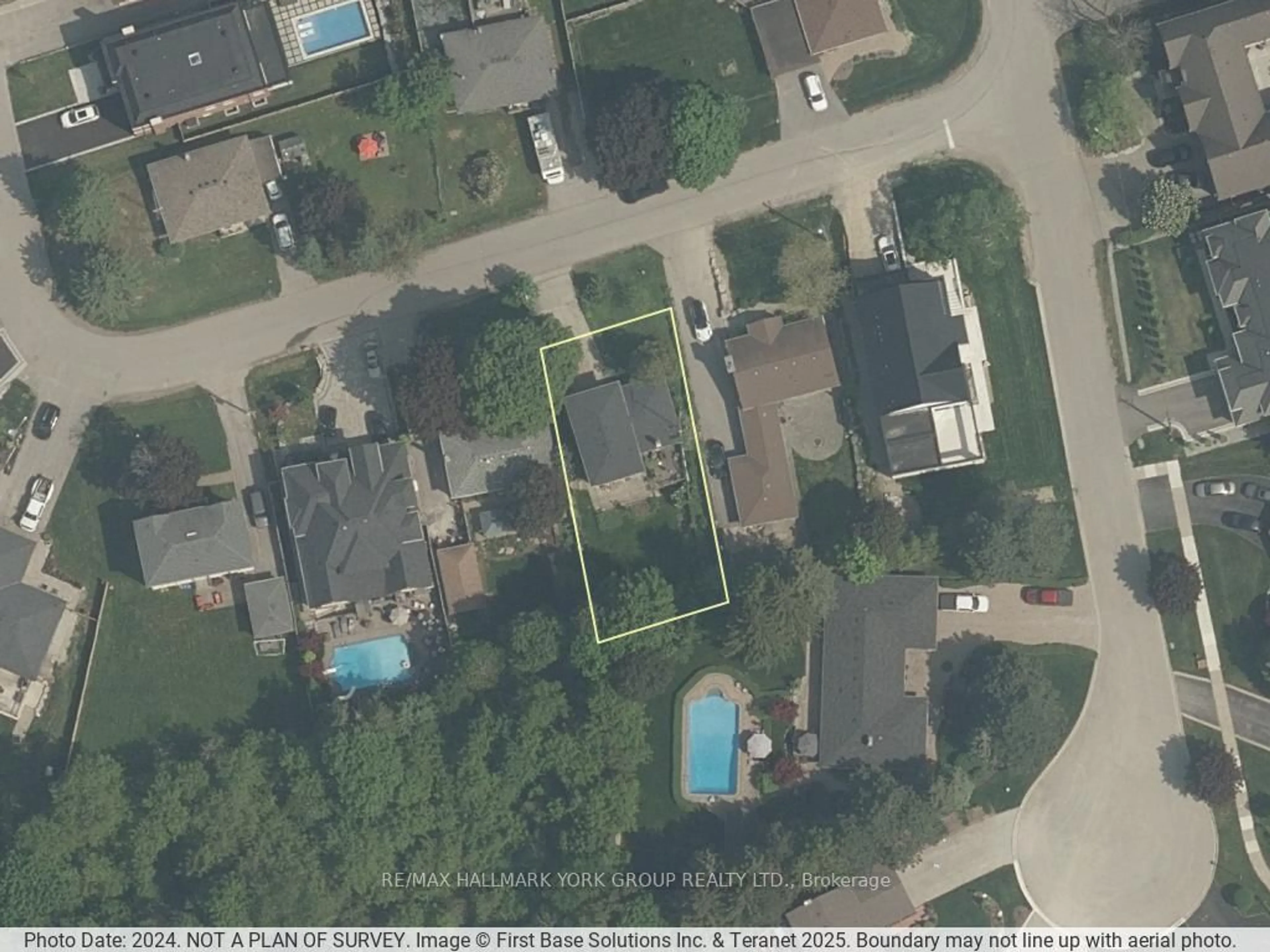 A pic from outside/outdoor area/front of a property/back of a property/a pic from drone, street for 53 Humber Cres, King Ontario L3Y 7R5