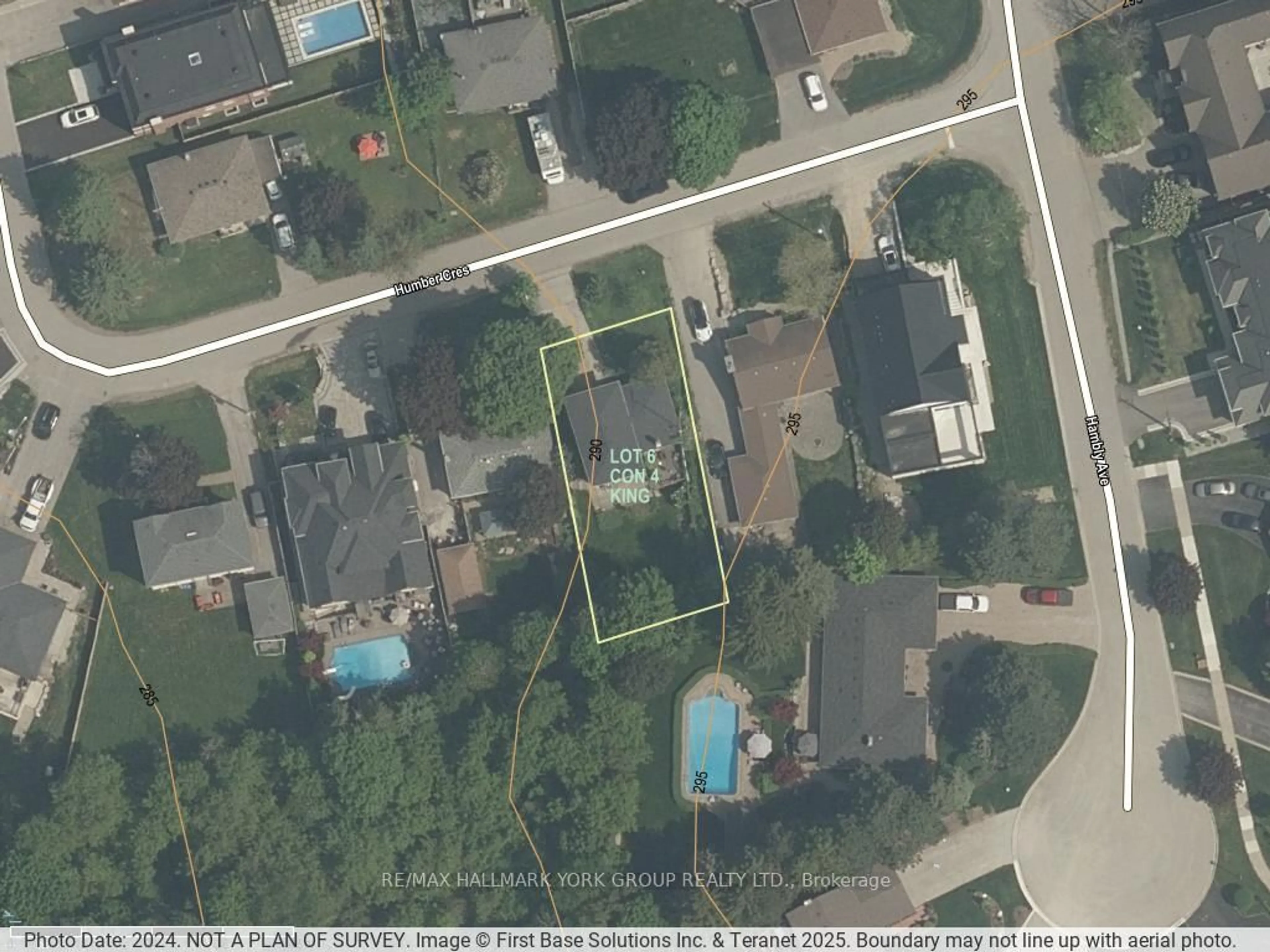 A pic from outside/outdoor area/front of a property/back of a property/a pic from drone, street for 53 Humber Cres, King Ontario L3Y 7R5