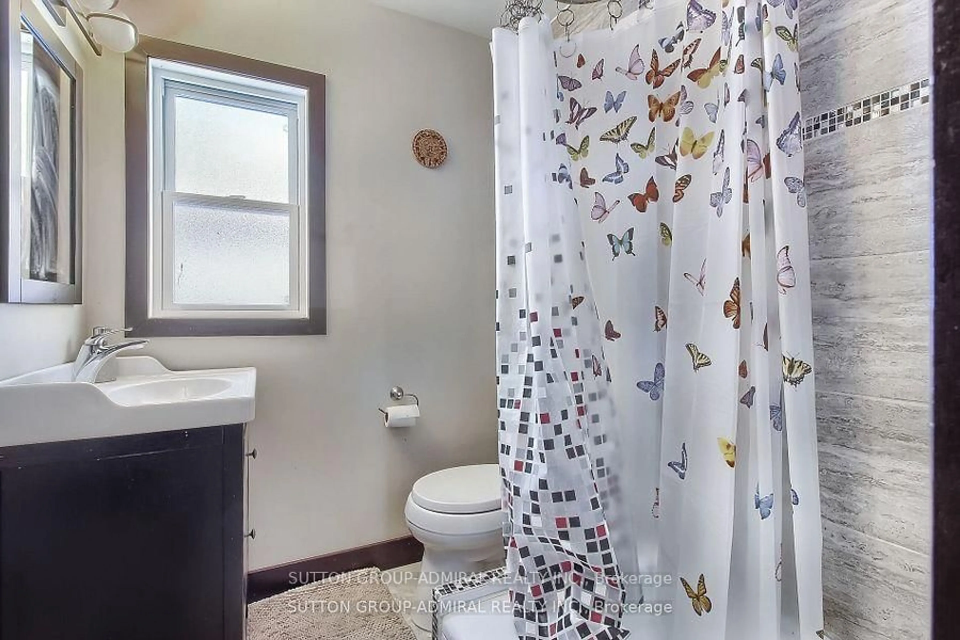 Standard bathroom, ceramic/tile floor for 40 Isle Vista Dr, Georgina Ontario L0E 1N0