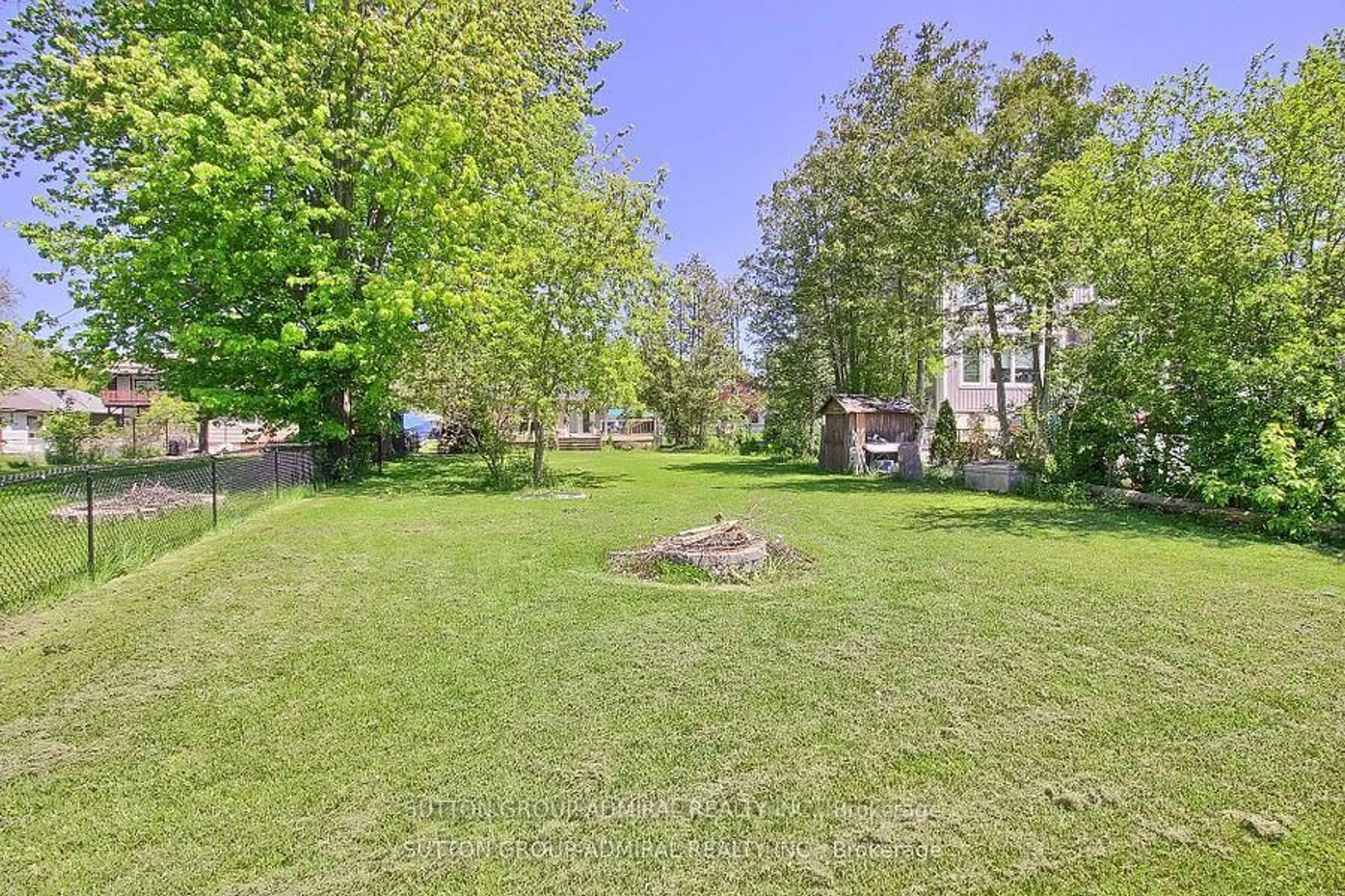 A pic from outside/outdoor area/front of a property/back of a property/a pic from drone, forest/trees view for 40 Isle Vista Dr, Georgina Ontario L0E 1N0