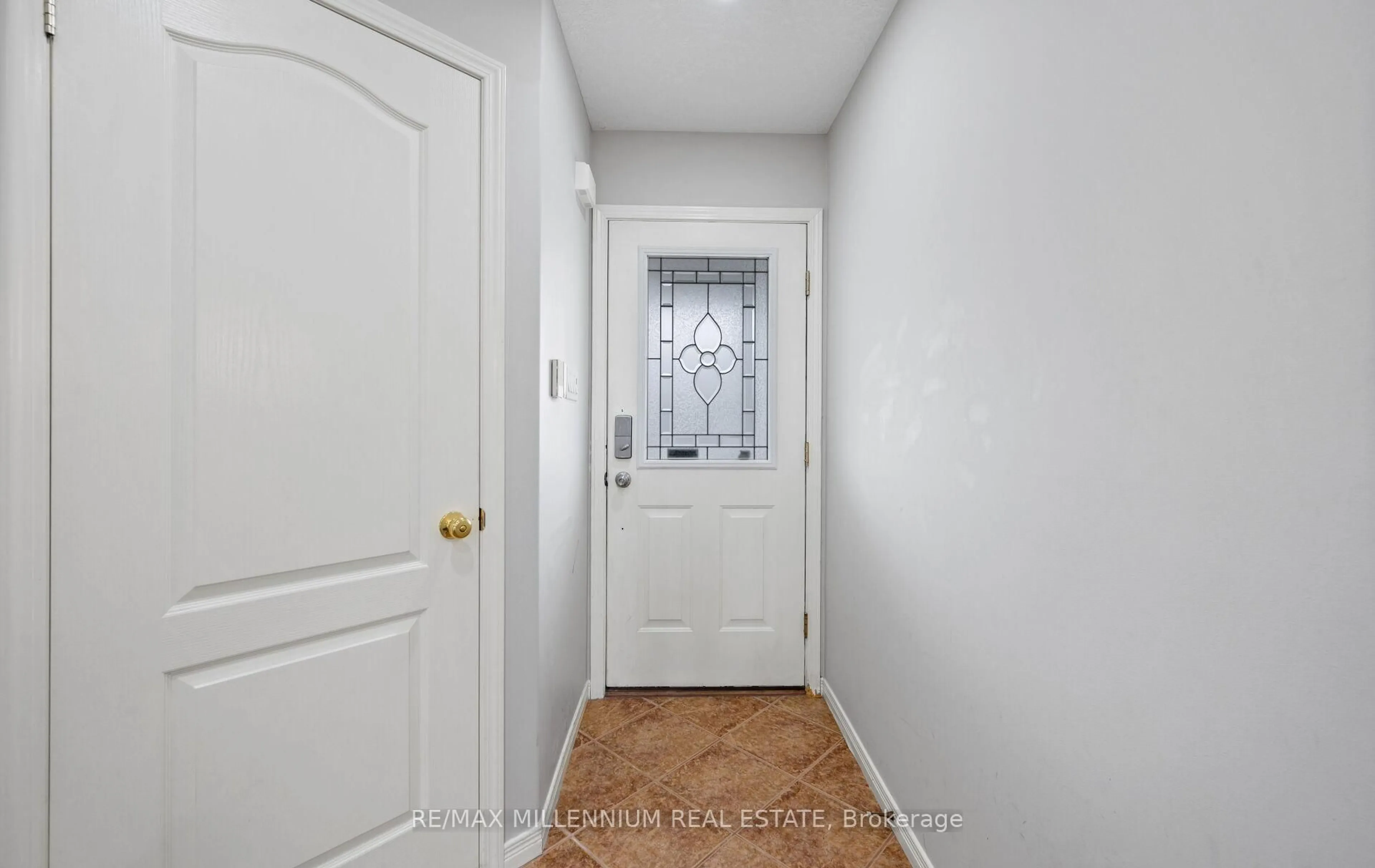 Indoor entryway for 48 Milne St, New Tecumseth Ontario L9R 0A6
