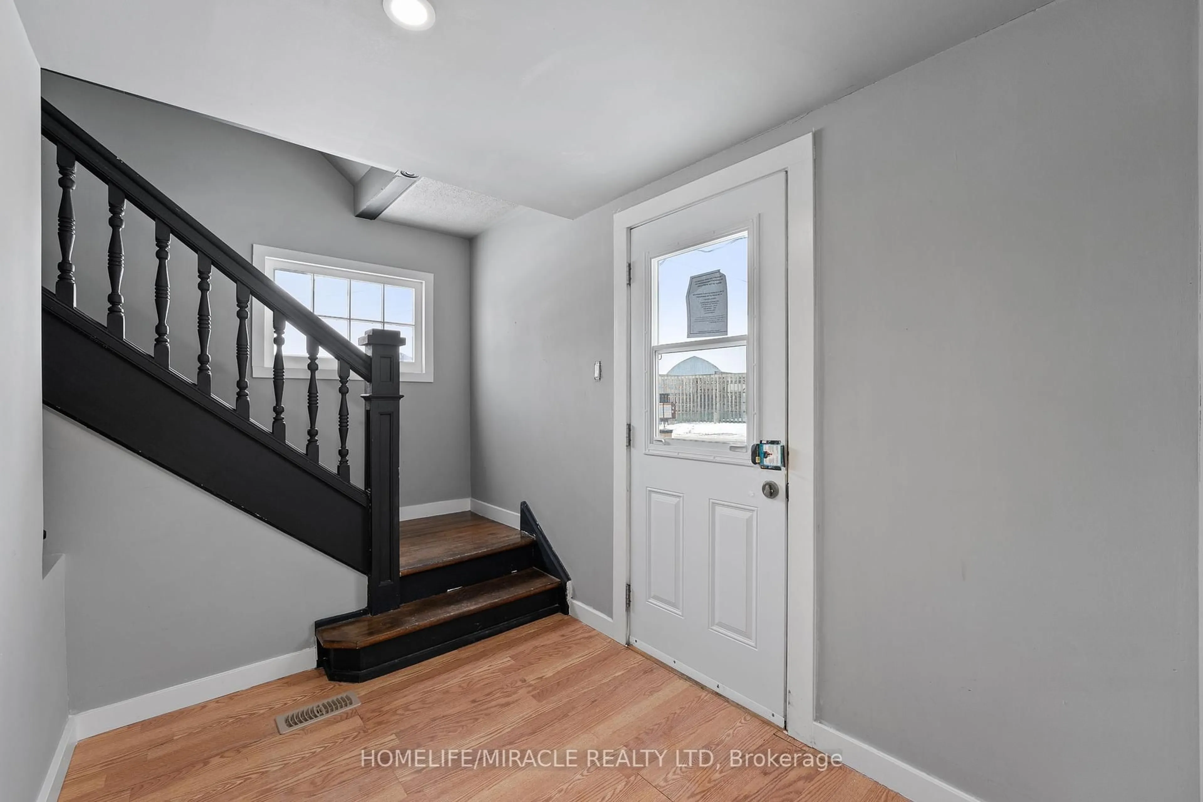 Indoor entryway for 355 Lakeland Cres, Brock Ontario L0K 1A0