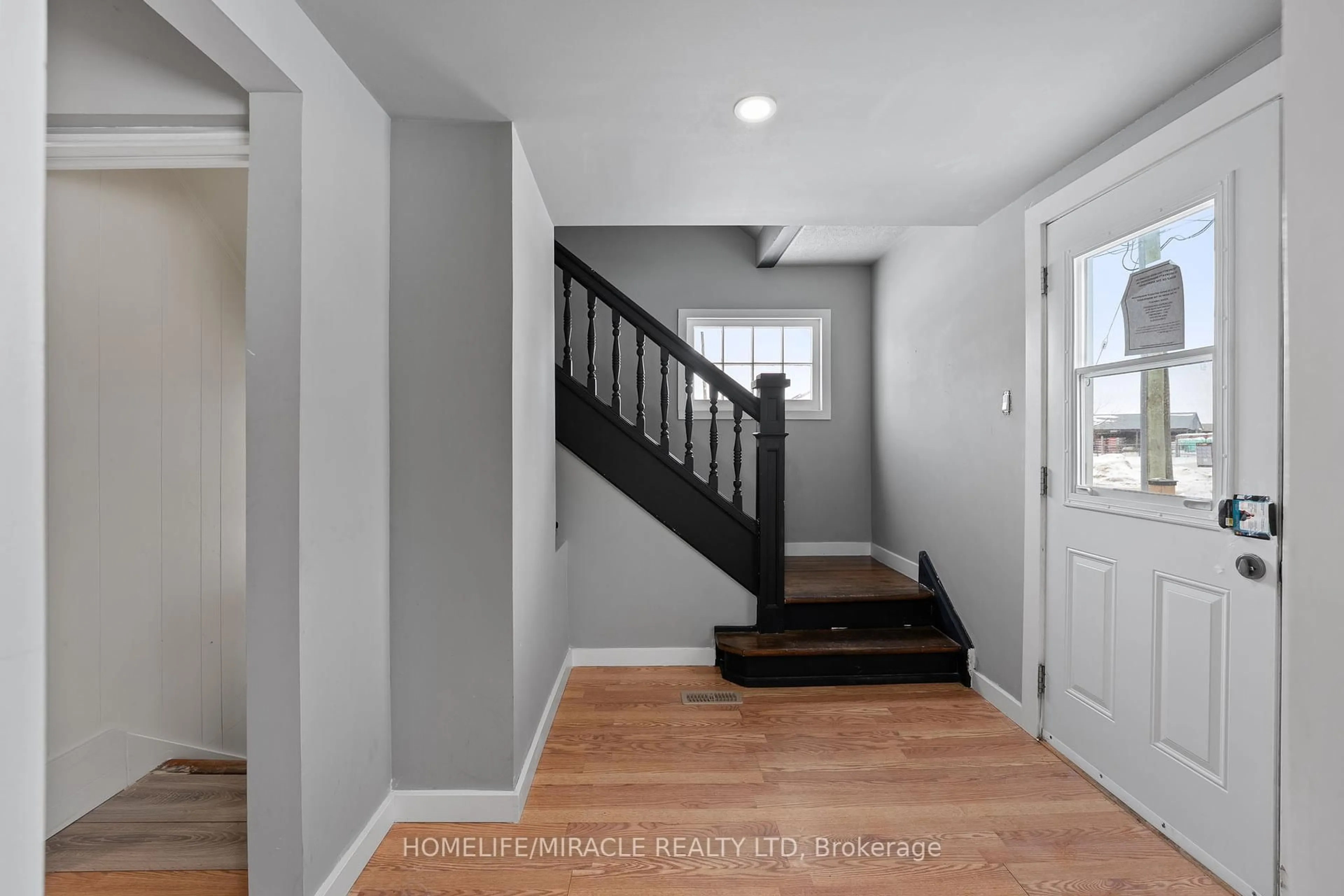 Indoor entryway for 355 Lakeland Cres, Brock Ontario L0K 1A0