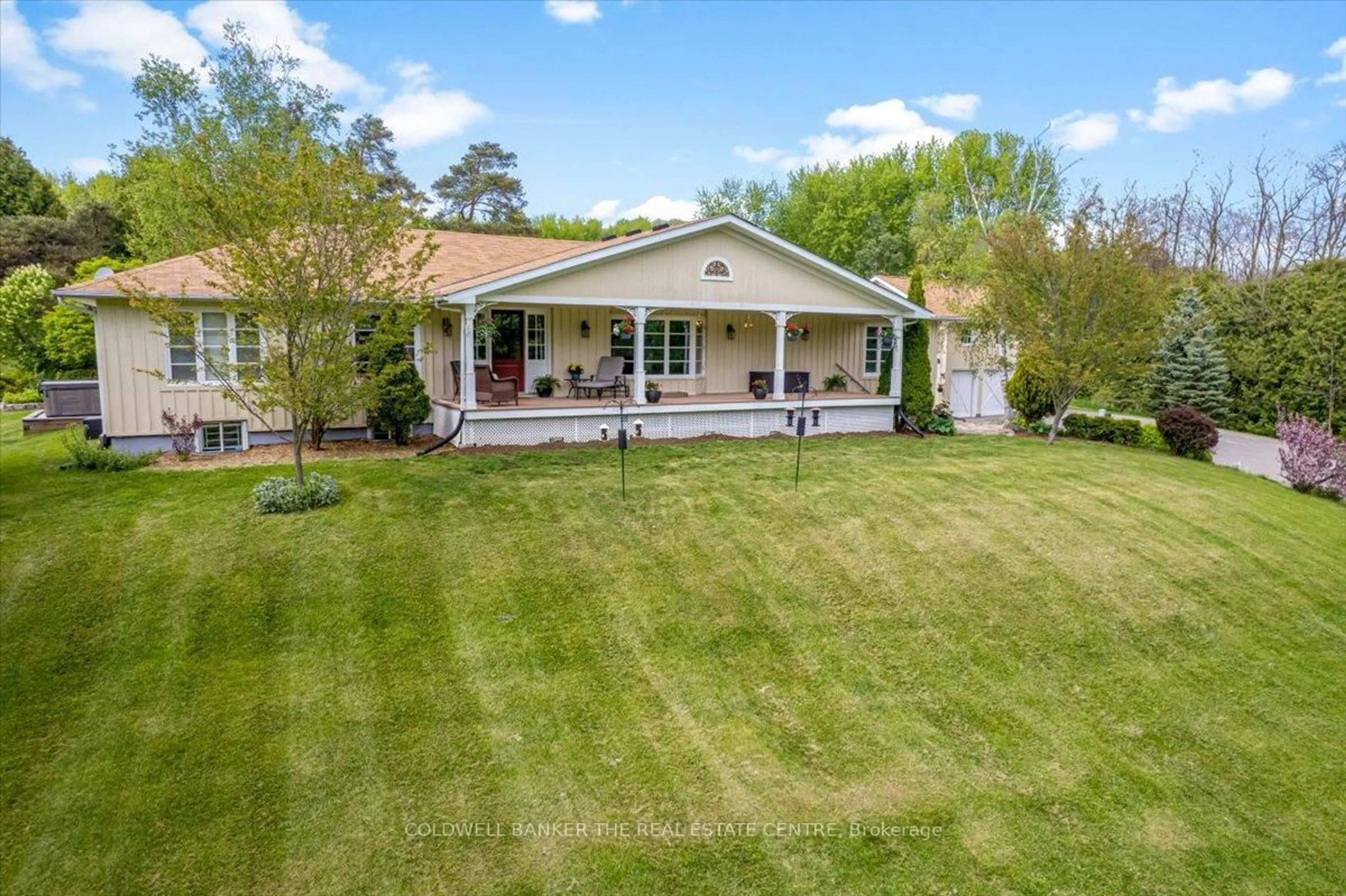 A pic from outside/outdoor area/front of a property/back of a property/a pic from drone, unknown for 610 Morning Sdrd, East Gwillimbury Ontario L9N 0K9