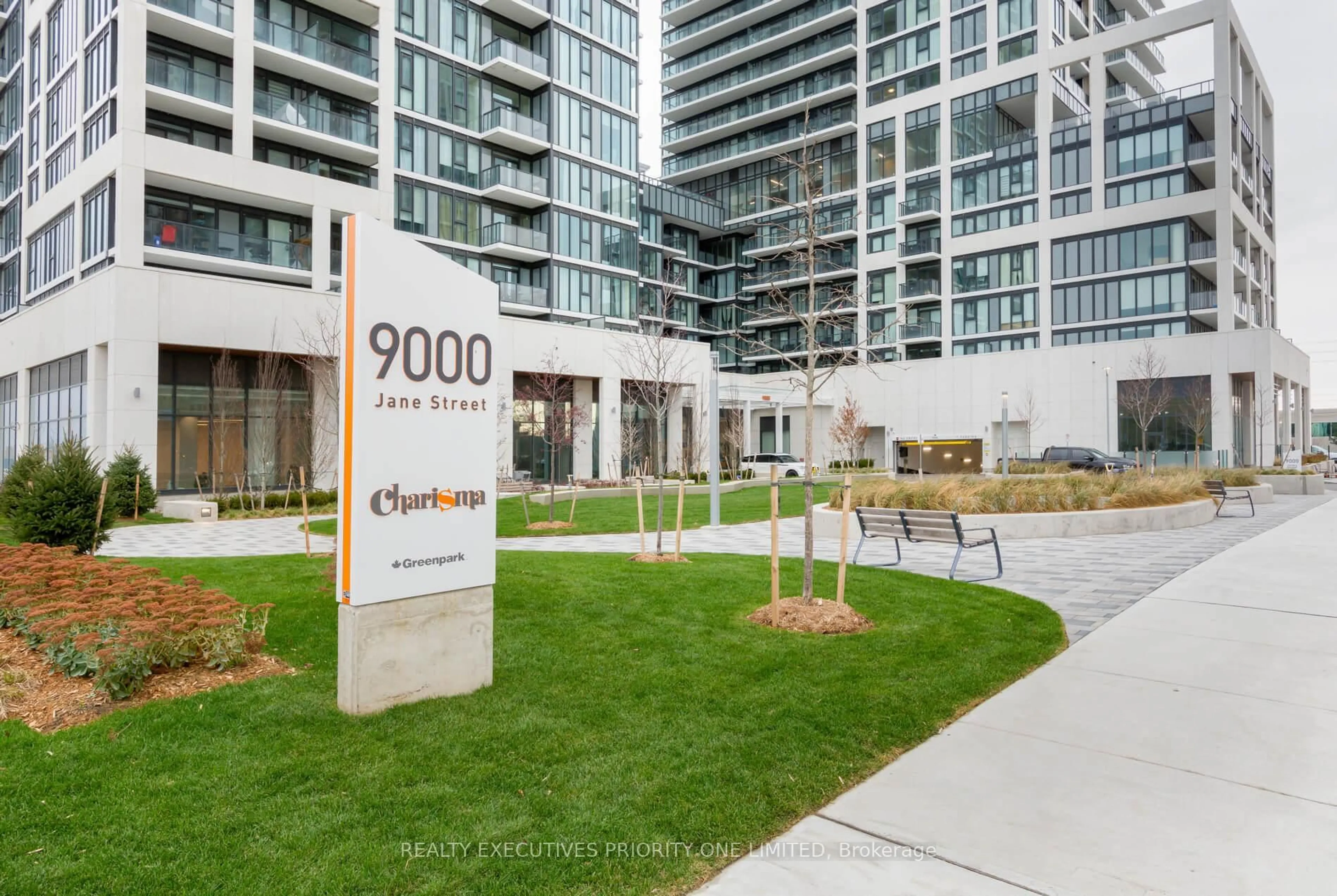 Indoor foyer for 9000 Jane St #923, Vaughan Ontario L4K 0M6