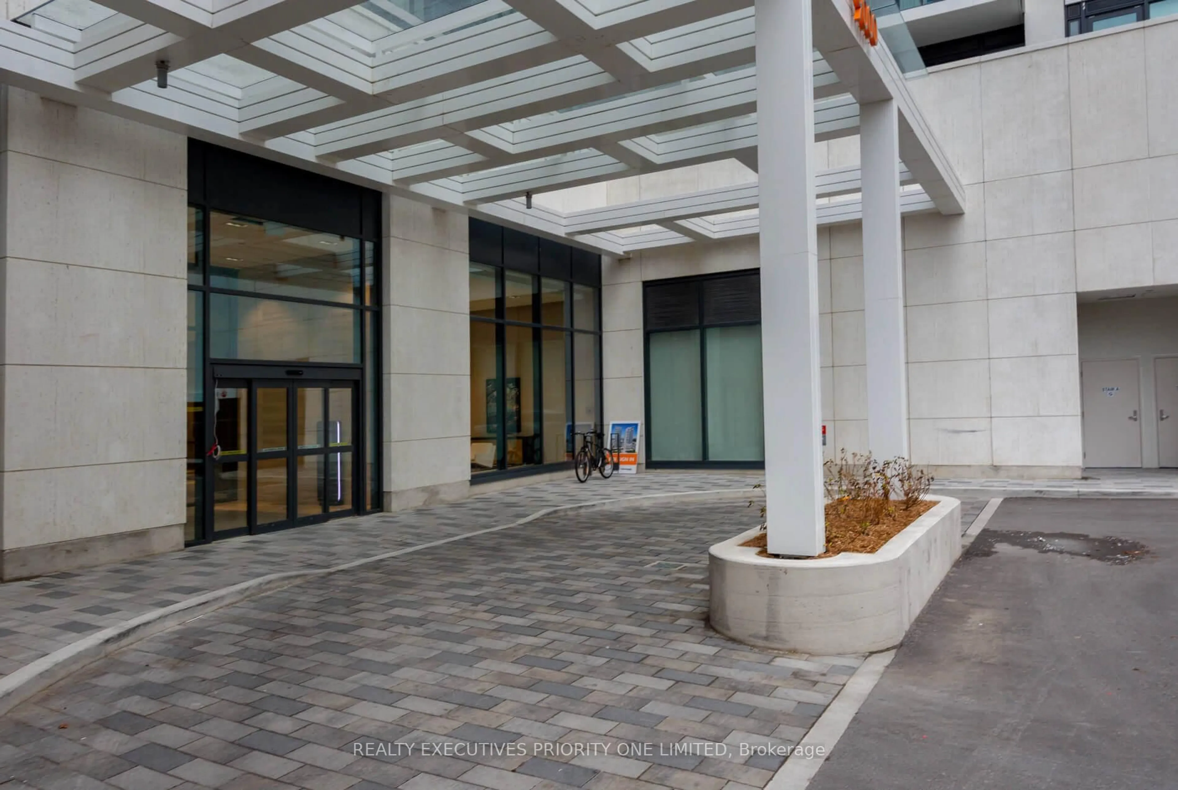 Indoor foyer for 9000 Jane St #923, Vaughan Ontario L4K 0M6