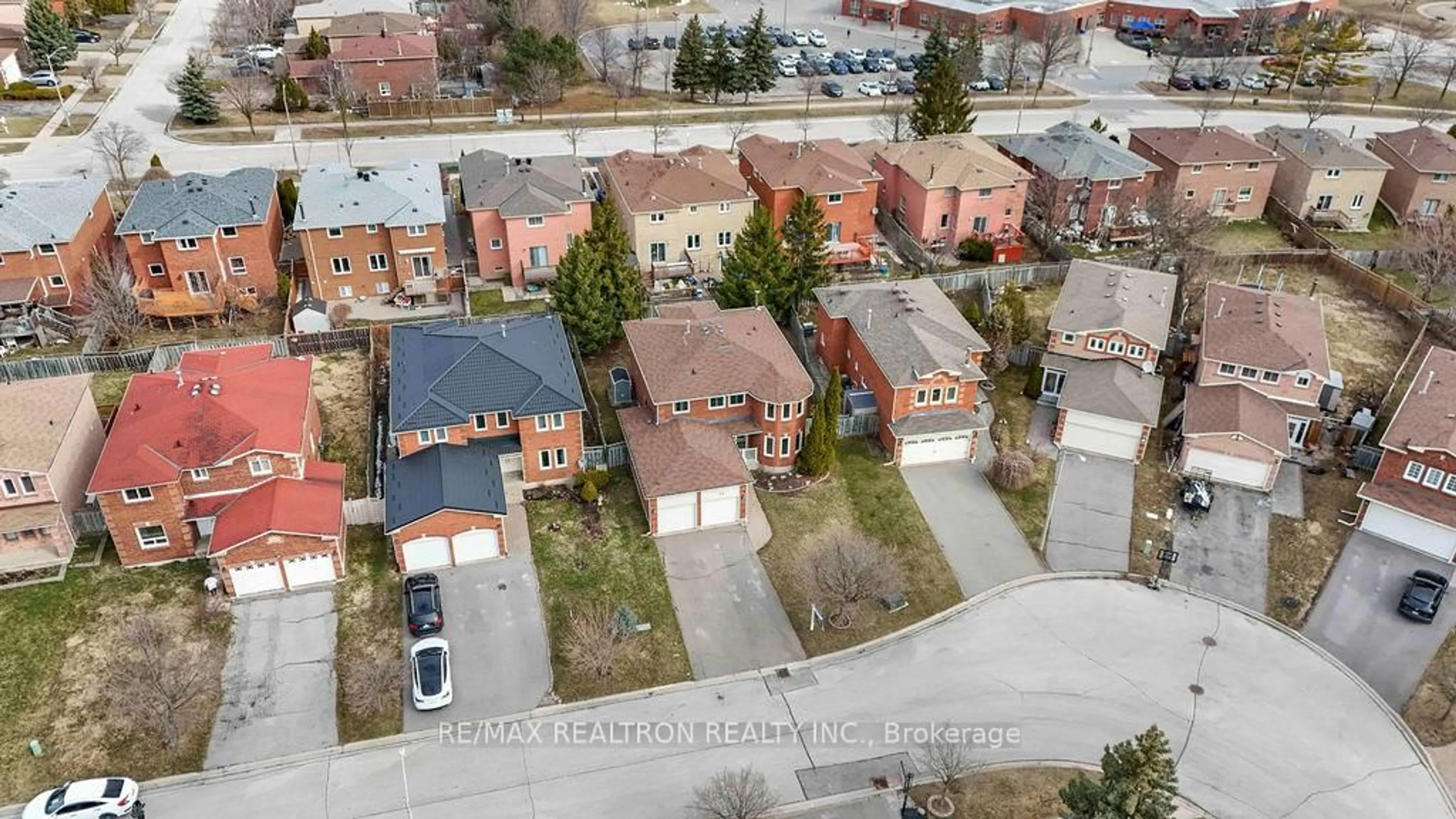 A pic from outside/outdoor area/front of a property/back of a property/a pic from drone, street for 26 Tamara Dr, Richmond Hill Ontario L4S 1E4