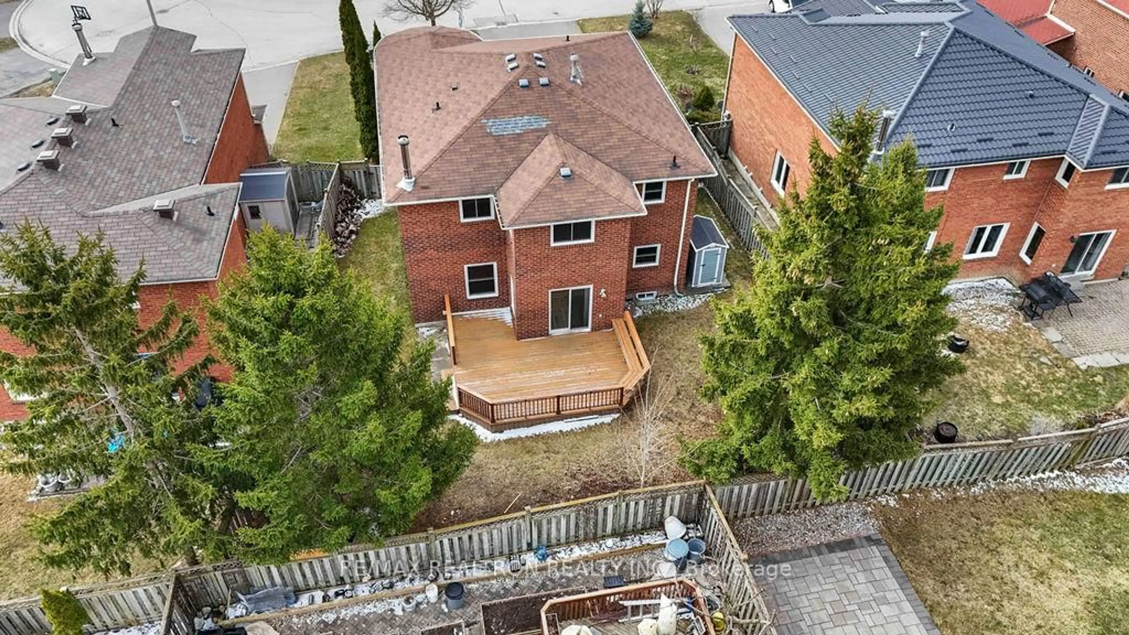 A pic from outside/outdoor area/front of a property/back of a property/a pic from drone, unknown for 26 Tamara Dr, Richmond Hill Ontario L4S 1E4