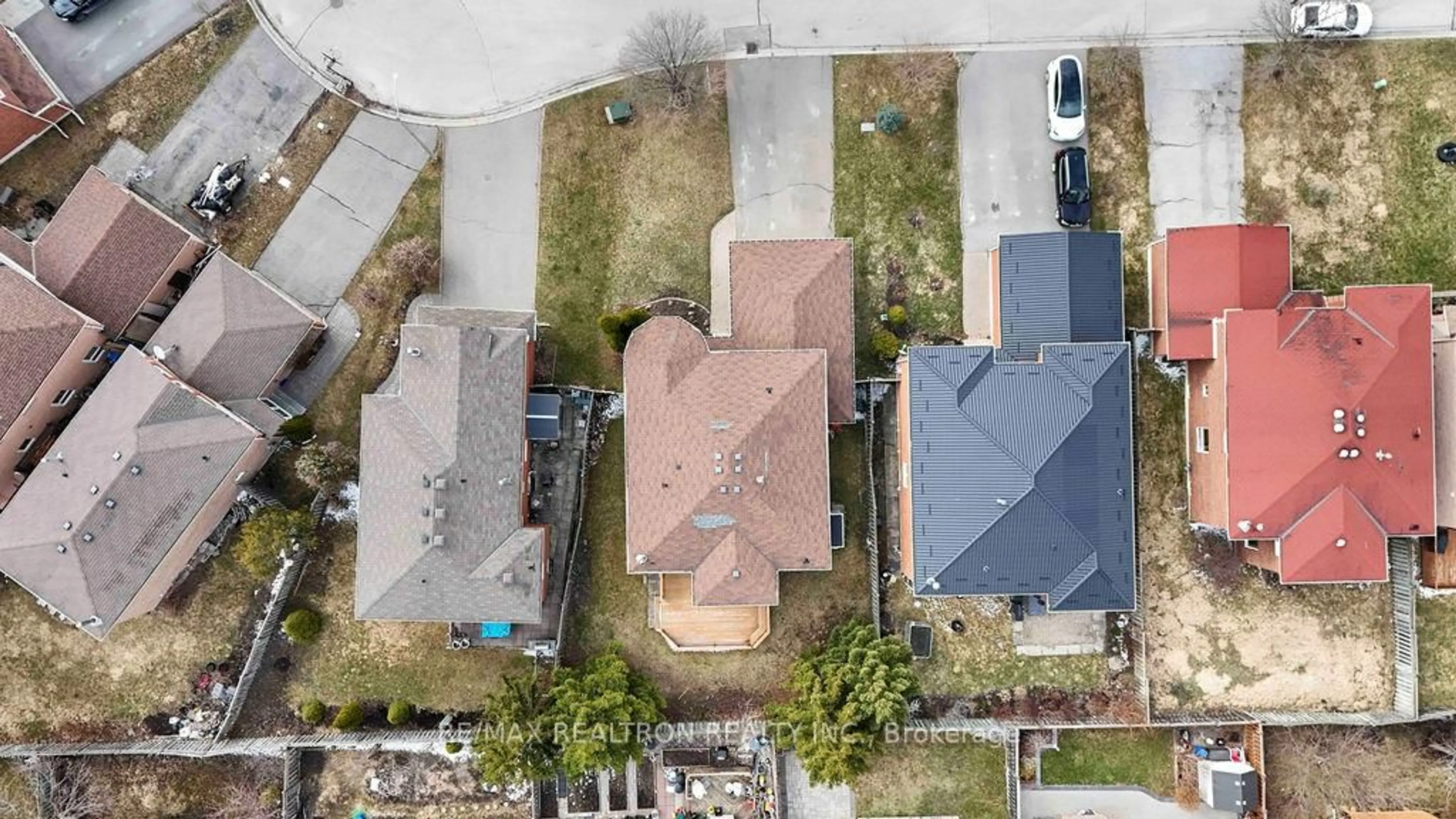 A pic from outside/outdoor area/front of a property/back of a property/a pic from drone, street for 26 Tamara Dr, Richmond Hill Ontario L4S 1E4